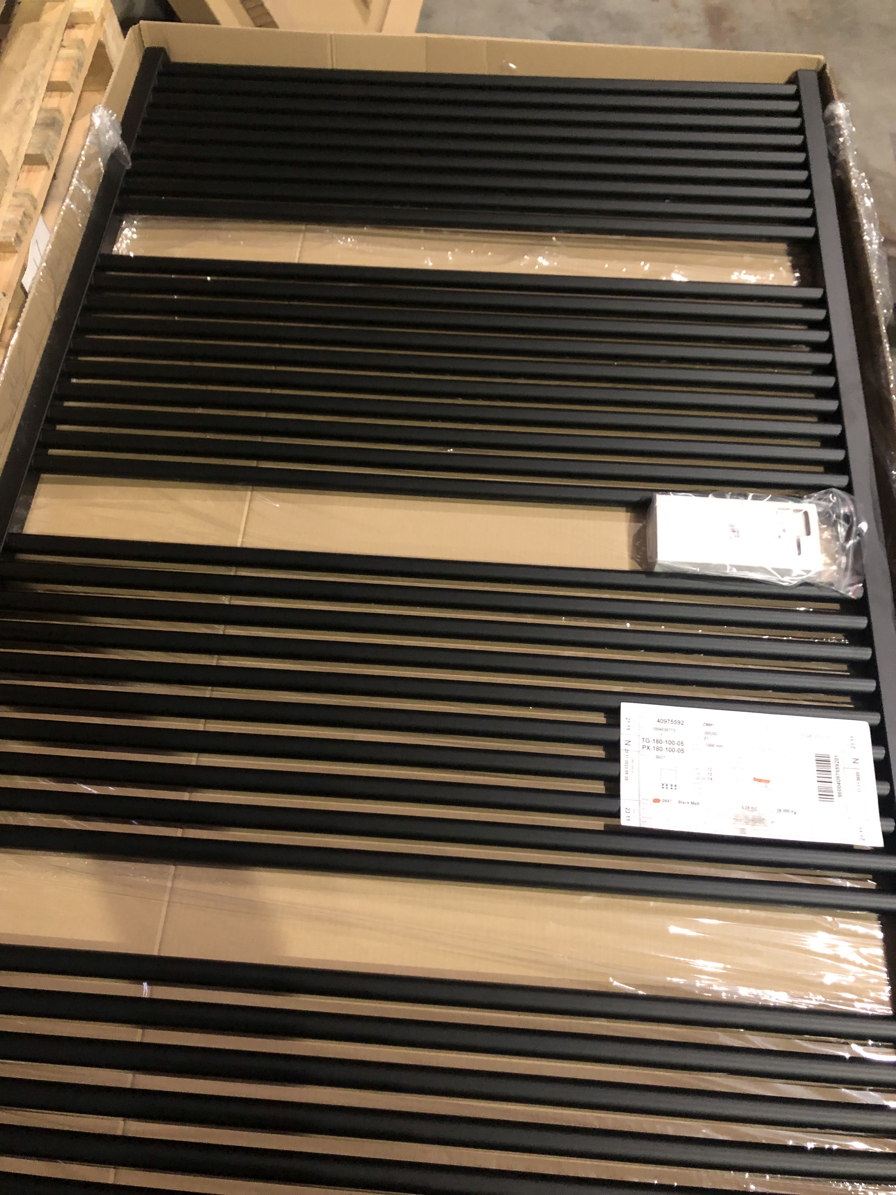 Zehnder Design-Heizkörper Troja ZT3008A0DG00000 Höhe 100 cm × Länge 176 cm, in Black Matt, B-Ware Zehnder Design-Heizkörper Troja ZT3008A0DG00000 Höhe 100 cm × Länge 176 cm, in Black Matt, B-Ware