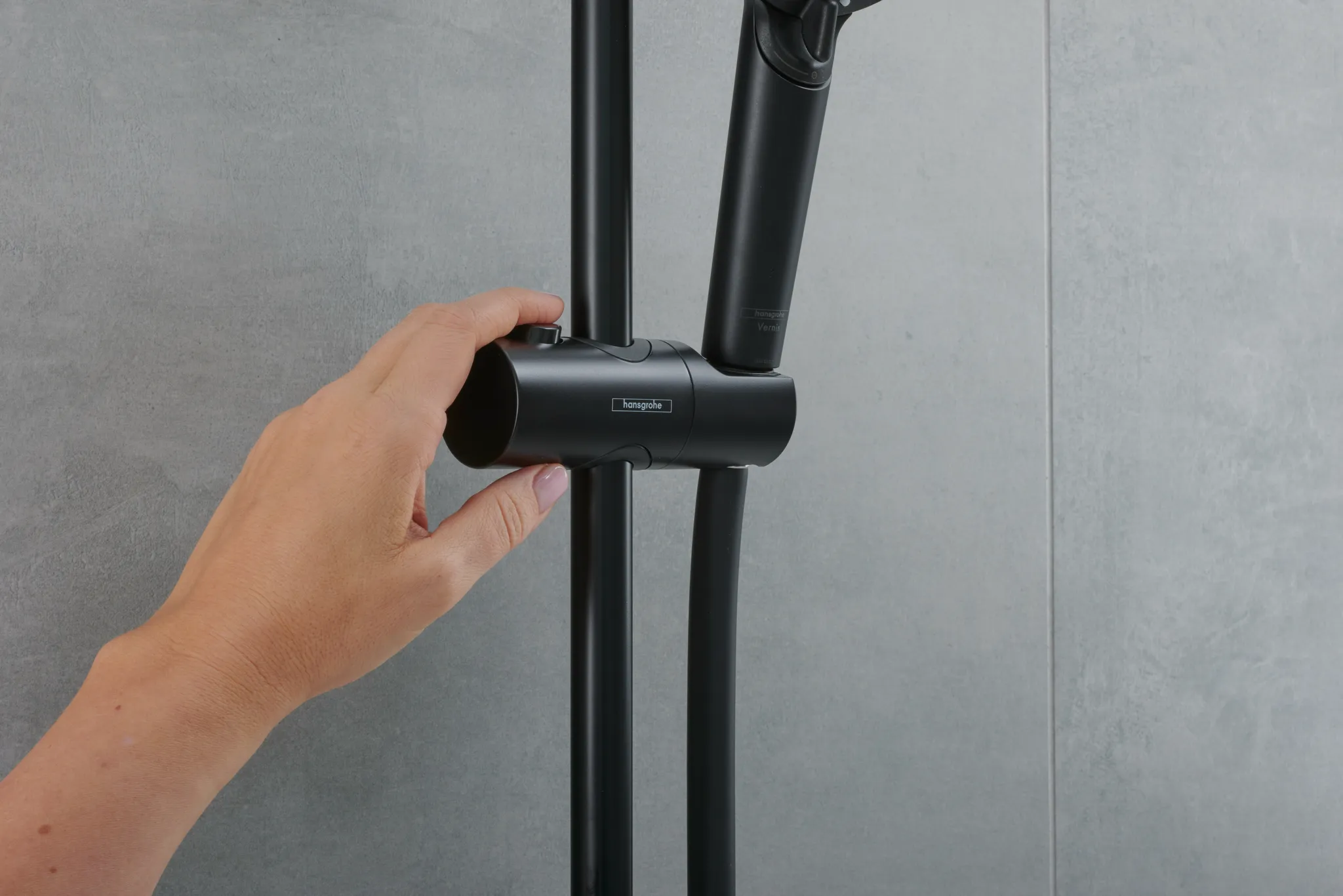 Hansgrohe Vernis Shape Showerpipe 240 1jet mit Wannenthermostat, mattschwarz, 240 x 240 mm Brausekopfgröße, Aufputzinstallation Hansgrohe Vernis Shape Showerpipe 240 1jet mit Wannenthermostat, mattschwarz, 240 x 240 mm Brausekopfgröße, Aufputzinstallation
