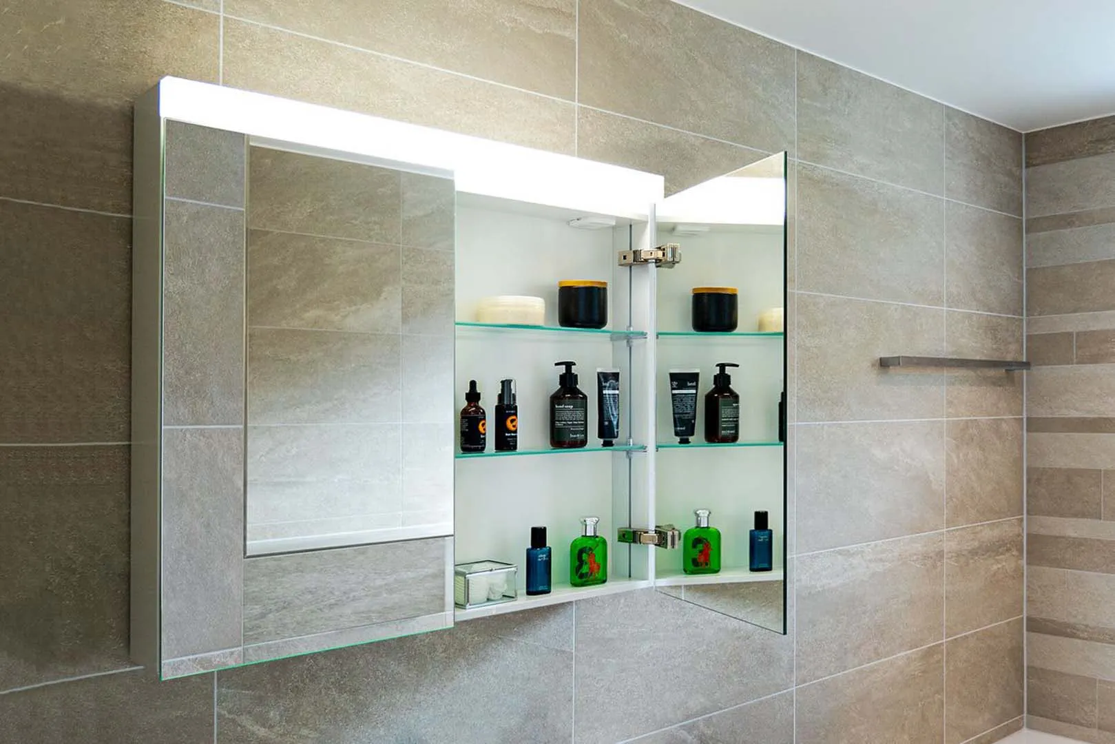 Schneider Spiegelschrank LOB 60/2/LED - Weißer LED-Spiegelschrank mit Aluminiumkorpus und flexibler Montage Schneider Spiegelschrank LOB 60/2/LED - Weißer LED-Spiegelschrank mit Aluminiumkorpus und flexibler Montage