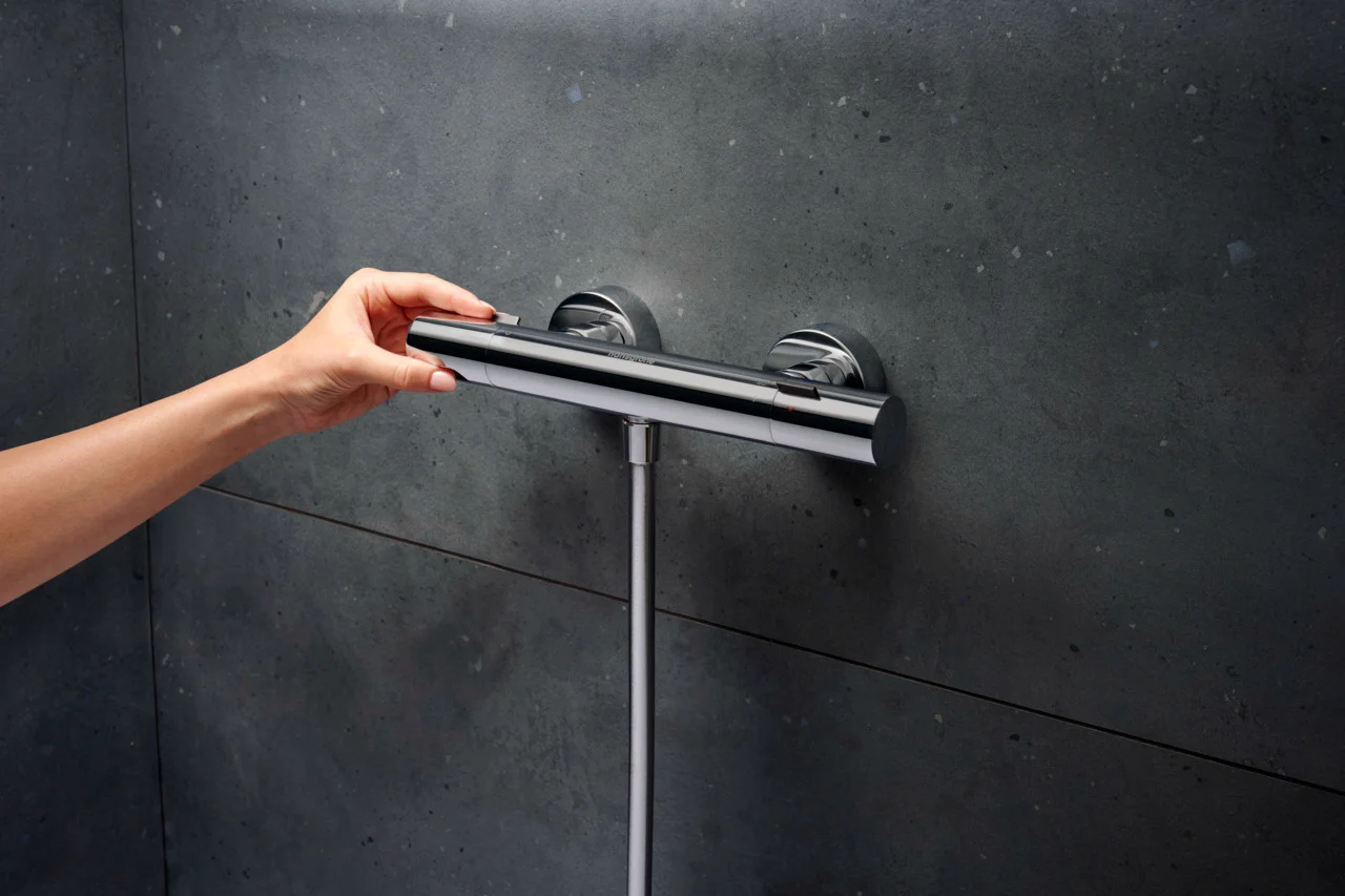 Hansgrohe Ecostat Fine Brausethermostat Aufputz Chrom, DN15, Temperatur- und Volumensteuerung, EcoStop+ Taste, max. Durchflussmenge 17 l/min bei 3 bar, min./max. Betriebsdruck 1/10 bar, Sicherheitssperre ab 40°C, einstellbare Temperaturbegrenzung, Rückfl