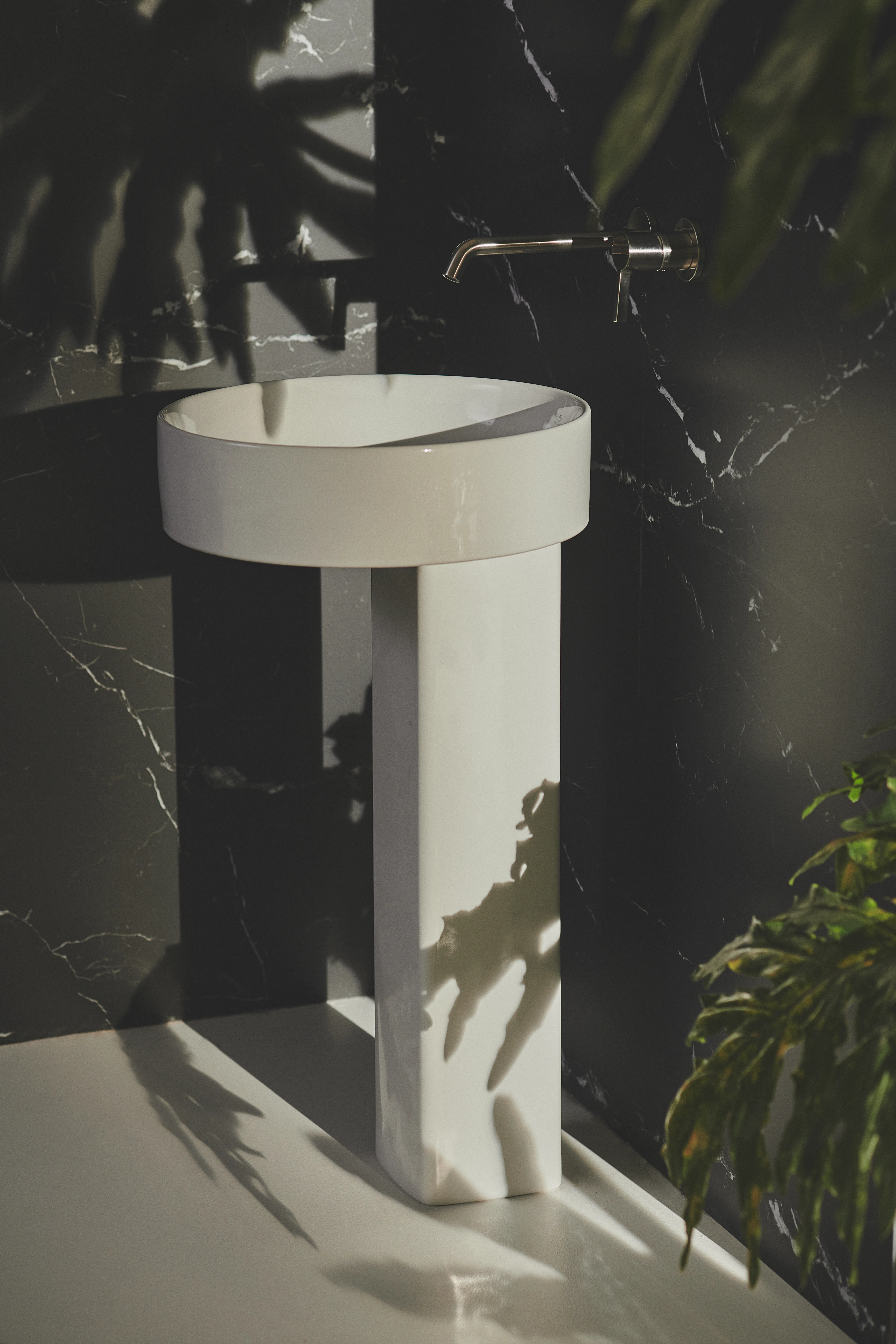 Halbsäule „Conca“ 18,5 × 75,5 × 17 cm in Weiß Halbsäule „Conca“ 18,5 × 75,5 × 17 cm in Weiß