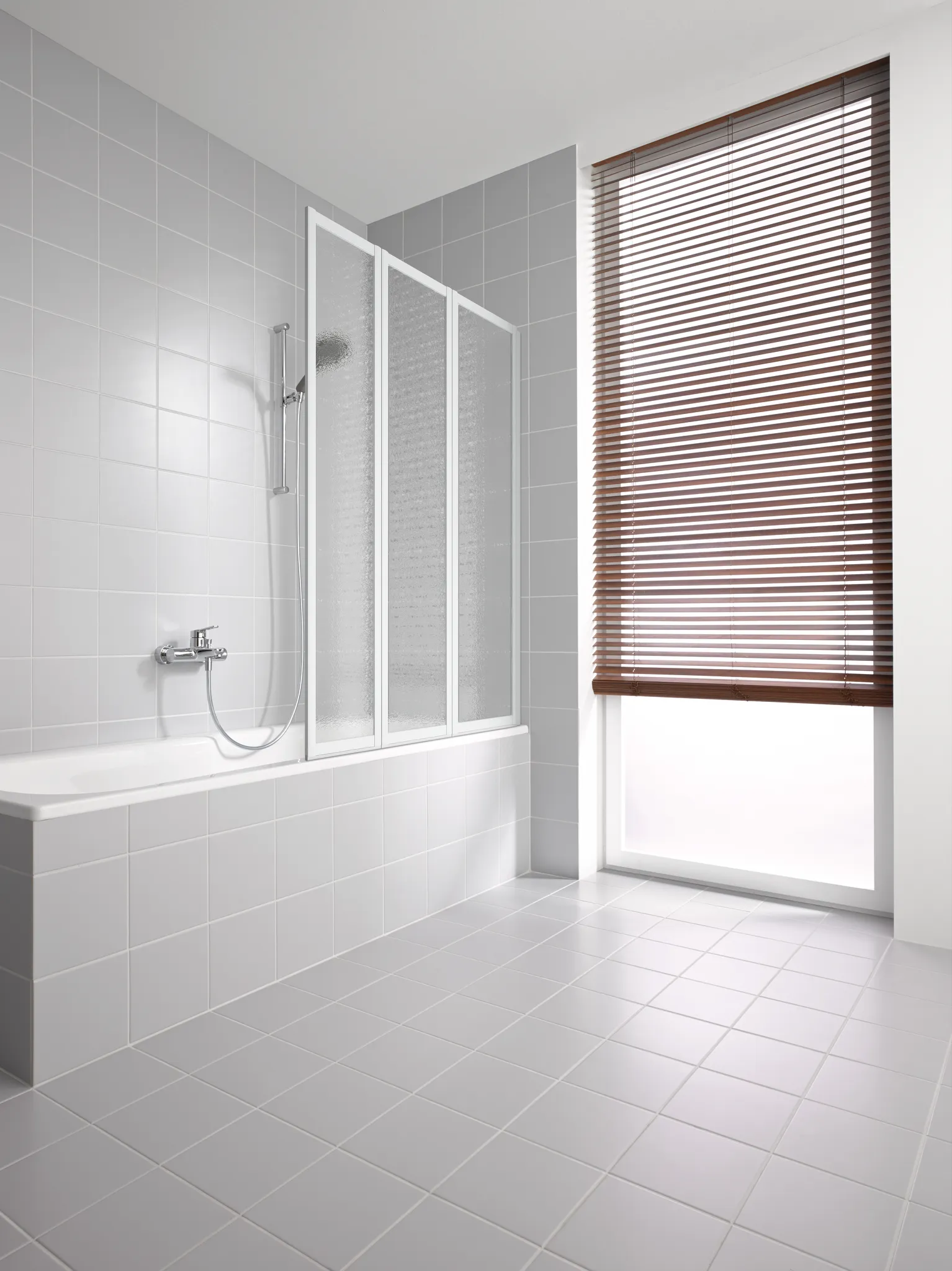 Kermi Duschdesign Badewannenabtrennung Faltwand 3-flügelig auf Badewanne „VARIO 2000“, Falttür Glas Kerolan Perl, Profile Silber Mattglanz, BV: 1011 - 1027 mm H: 1400 mm