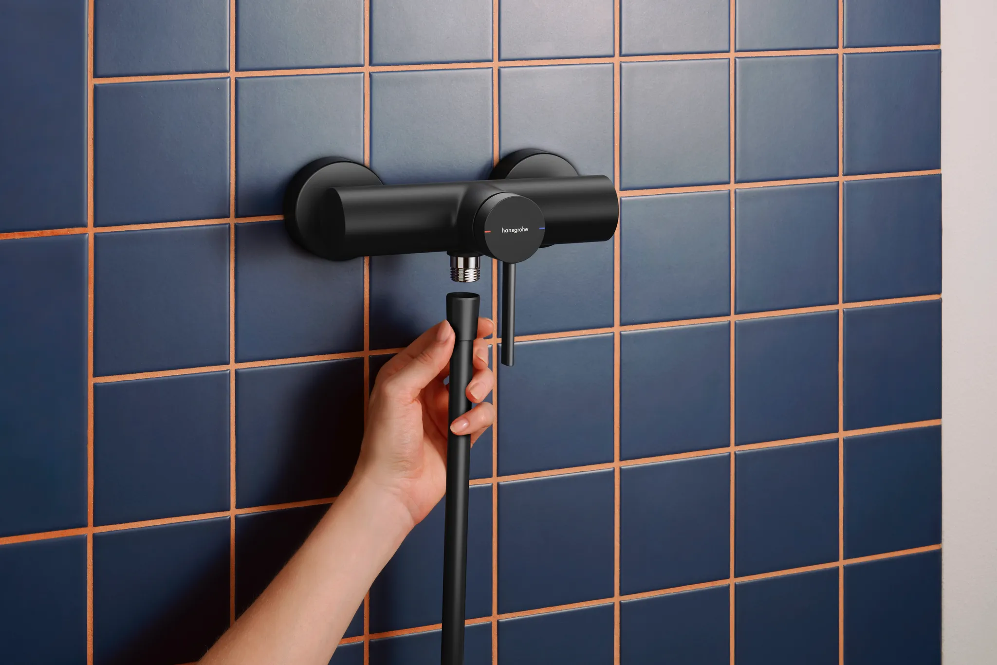 Hansgrohe Zesis S Einhebel-Brausemischer Aufputz mattschwarz, Stichmaß 150 ± 12 mm, max. Durchflussmenge 12 l/min bei 3 bar, Keramikmischsystem, Temperaturbegrenzung einstellbar, Rückflussverhinderer, Schalldämpfer, Anschluss DN15 Hansgrohe Zesis S Einhebel-Brausemischer Aufputz mattschwarz, Stichmaß 150 ± 12 mm, max. Durchflussmenge 12 l/min bei 3 bar, Keramikmischsystem, Temperaturbegrenzung einstellbar, Rückflussverhinderer, Schalldämpfer, Anschluss DN15