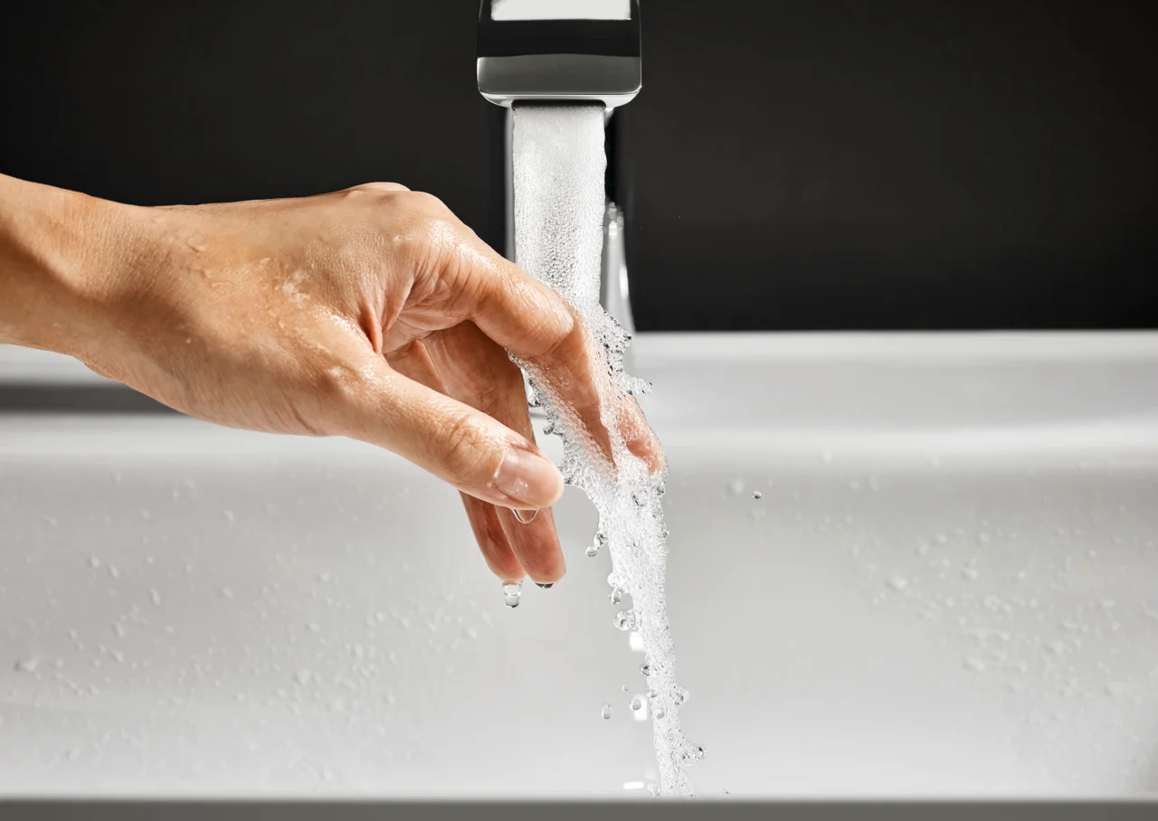 Hansgrohe Vivenis Einhebel-Waschtischmischer chrom, Ausladung 146 mm, Auslaufhöhe 110 mm, Hebelgriff, WaterfallStream, max. Durchfluss 5 l/min, Keramikmischsystem, einstellbare Temperaturbegrenzung, für Durchlauferhitzer geeignet