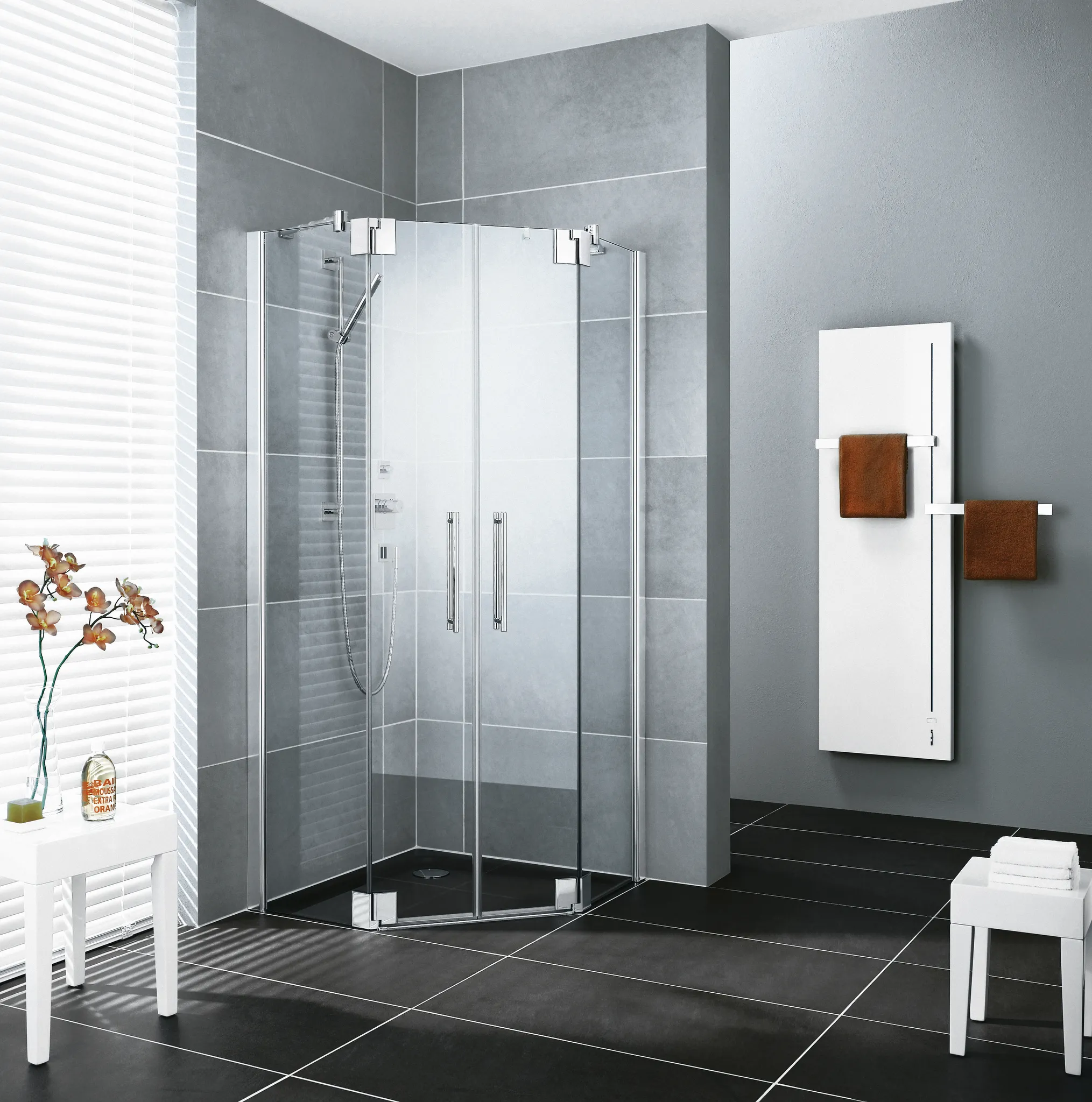 Kermi Duschdesign Fünfeck-Duschkabine mit Pendeltüren mit Festfeldern für gleichschenklige Wannen „PASA XP“ Glas Klar, Profile Silber Mattglanz, BV: 870 - 900 mm GAK: 855 - 885 mm WE: 880 - 910 mm H: 1850 mm