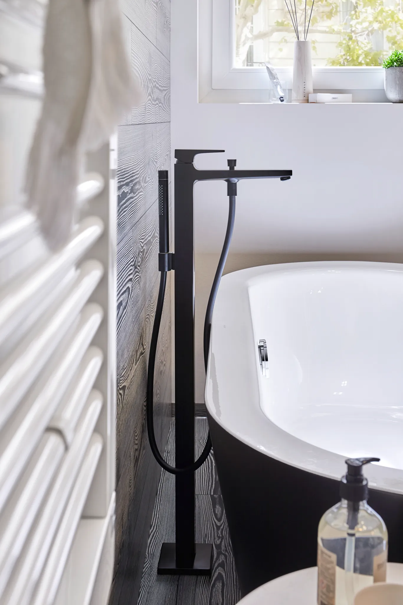 Hansgrohe Metropol Einhebel-Wannenmischer bodenstehend, Mattschwarz Hansgrohe Metropol Einhebel-Wannenmischer bodenstehend, Mattschwarz