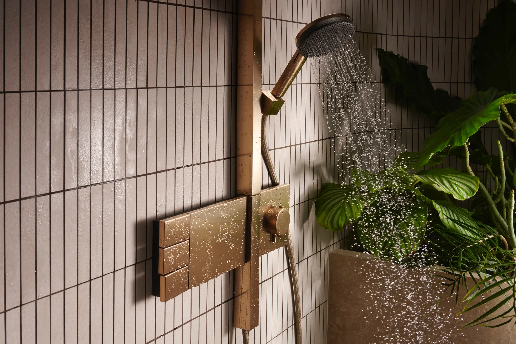 Hansgrohe Showerpipe Raindance Alive Q, 210/340 2jet mit Thermostat BBR, Brushed Bronze, 214 x 343 mm Brausekopfgröße, Aufputzinstallation Hansgrohe Showerpipe Raindance Alive Q, 210/340 2jet mit Thermostat BBR, Brushed Bronze, 214 x 343 mm Brausekopfgröße, Aufputzinstallation
