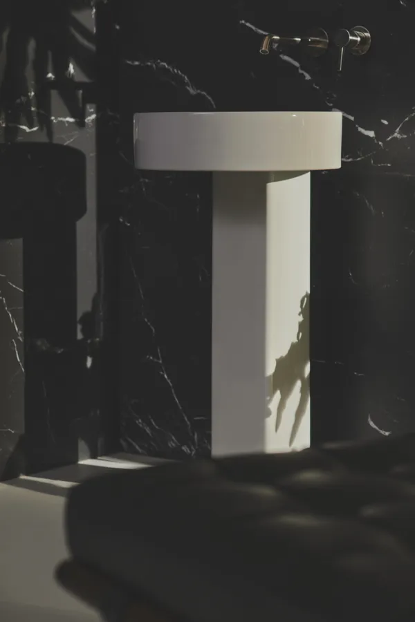 Halbsäule „Conca“ 18,5 × 75,5 × 17 cm in Weiß Halbsäule „Conca“ 18,5 × 75,5 × 17 cm in Weiß