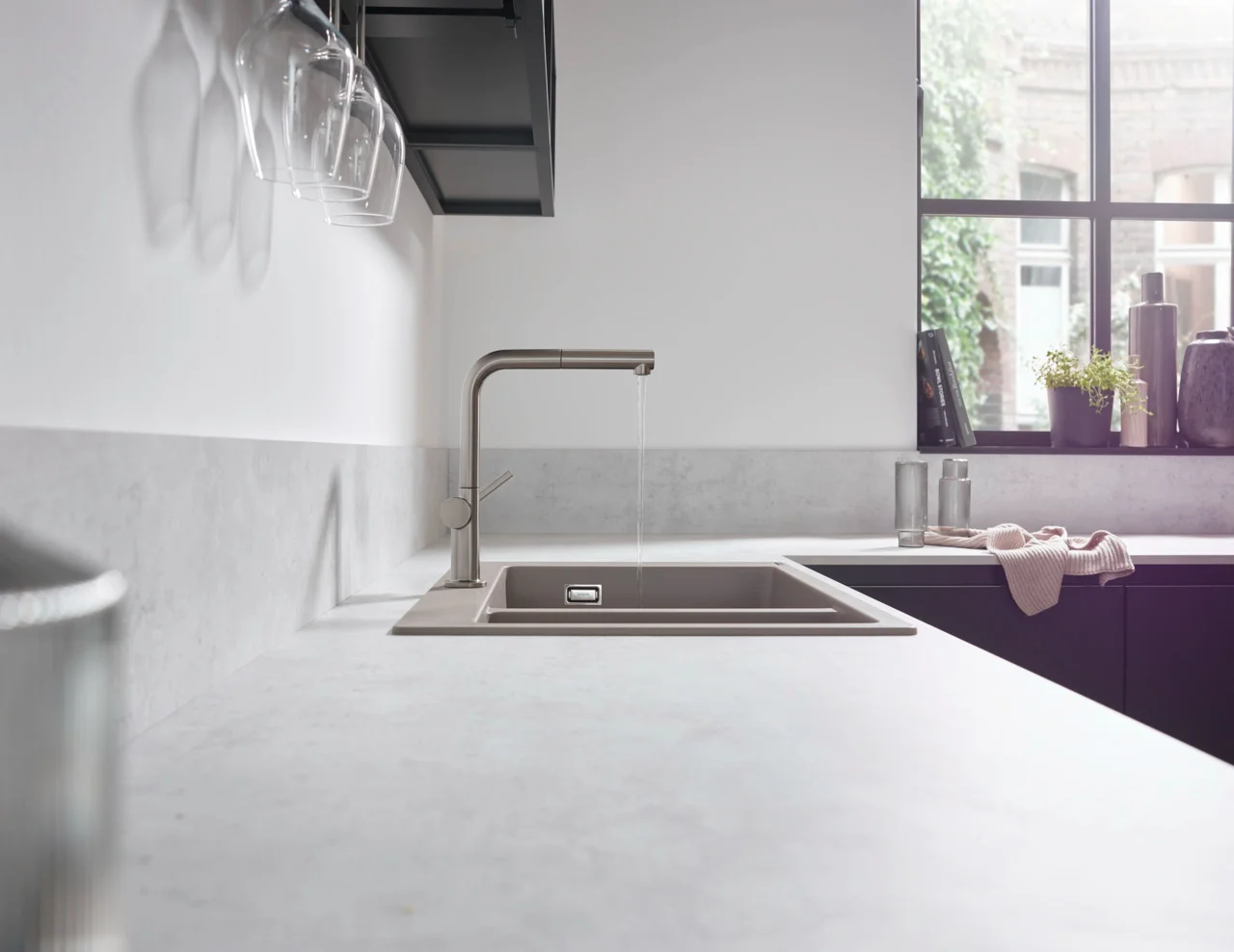 Hansgrohe Einbauspüle S51 Serie, Betongrau, 750 x 490 mm Ausschnitt, Aufbau, 80 cm Unterschrank, 1 Hauptbecken + 1 Zusatzbecken