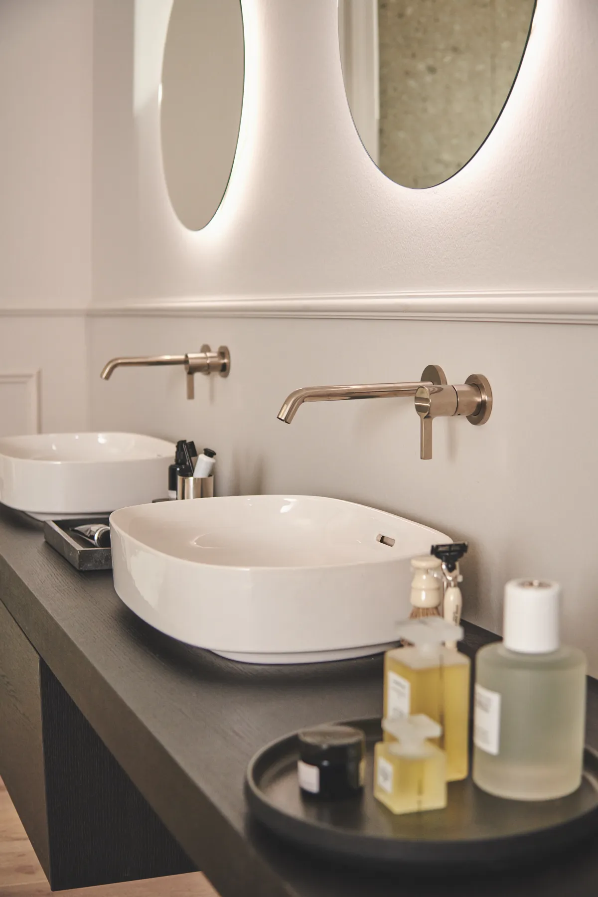 Wand-Waschtischarmatur Joy, Bausatz 2, runde Rosette, Ausladung 220mm, Brushed Gold Wand-Waschtischarmatur Joy, Bausatz 2, runde Rosette, Ausladung 220mm, Brushed Gold