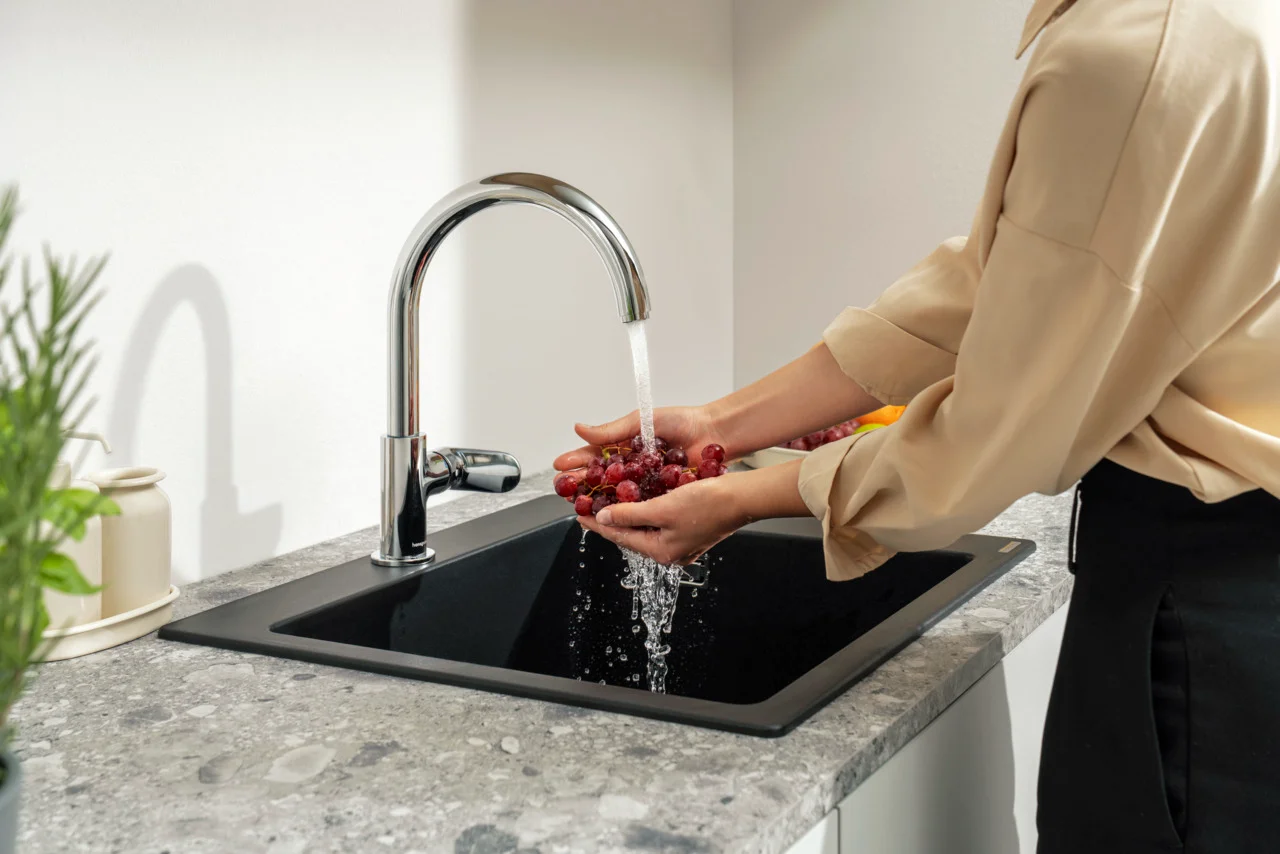 Hansgrohe Vernis Blend M35 Einhebel-Küchenmischer 210, Chrom, Schwenkbereich einstellbar in 2 Stufen auf 120° oder 360°, Normalstrahl, maximale Durchflussmenge bei 3 bar: 11,1 l/min, Keramikmischsystem, für Durchlauferhitzer geeignet