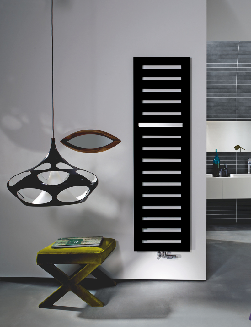 Zehnder Design-Heizkörper „Metropolitan Bar“ für Warmwasser-Zentralheizung mit 50 mm-Mittelanschluss 40 × 175 cm in Jet Black (RAL 9005, glänzend)