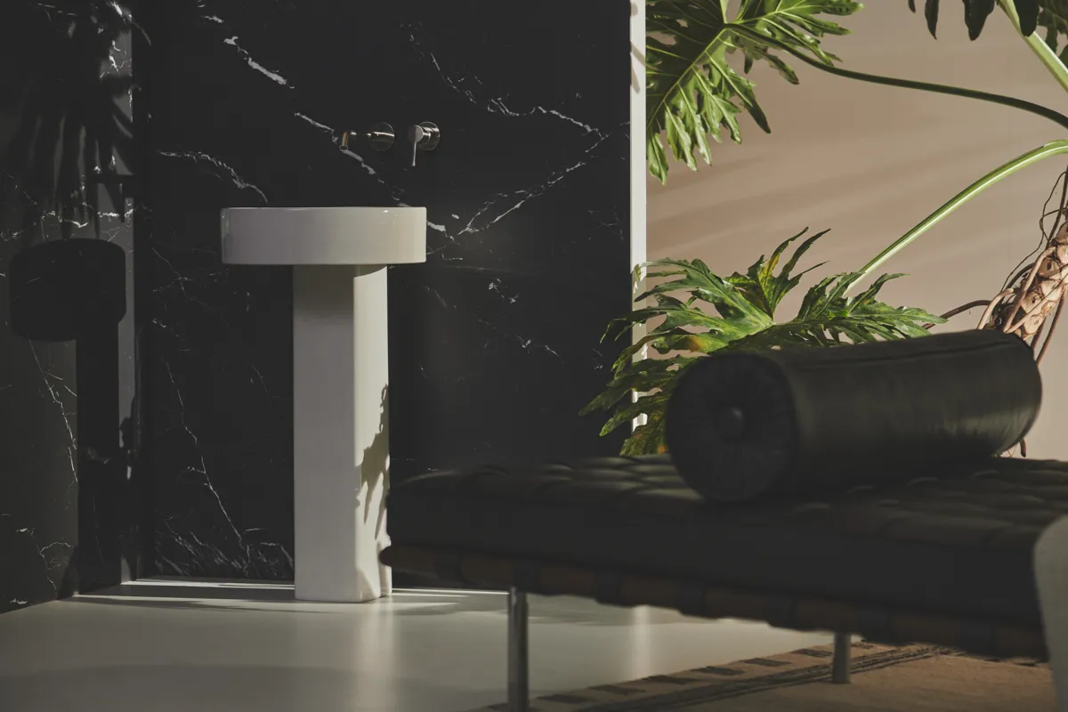 Wand-Waschtischarmatur Joy, Bausatz 2, runde Rosette, Ausladung 220mm, Brushed Gold Wand-Waschtischarmatur Joy, Bausatz 2, runde Rosette, Ausladung 220mm, Brushed Gold