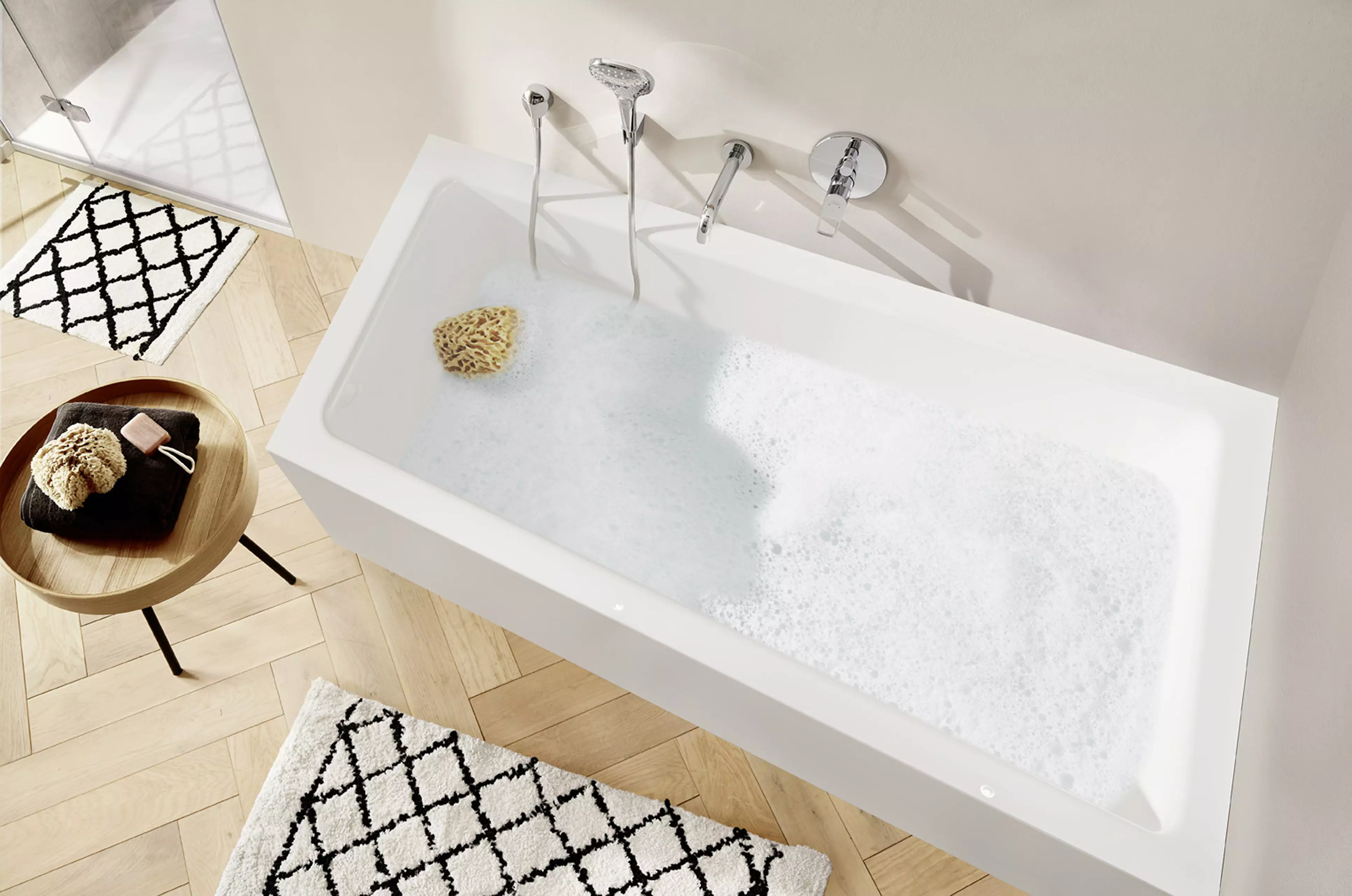 Badundu Badewanne trapez 1700 × 1300 mm, Mittelablauf