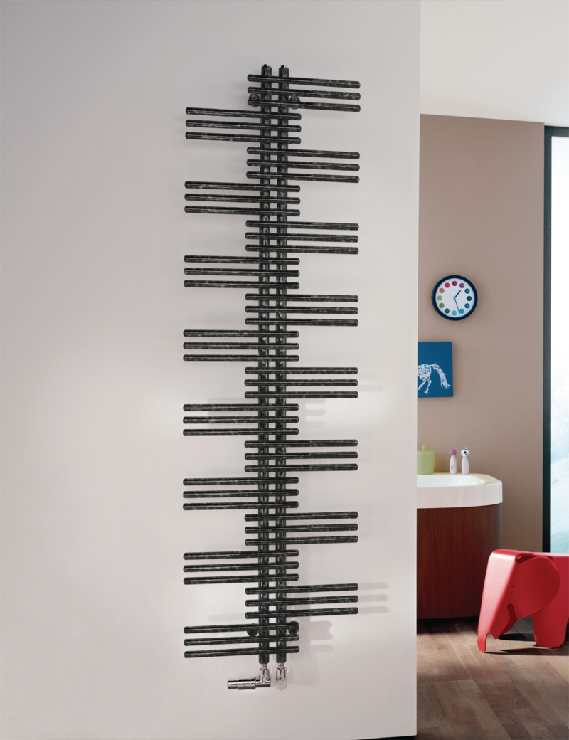Zehnder Design-Heizkörper „Yucca“ 50 × 134 cm, Sammelrohre mittig in Umbra Grey (RAL 7022)
