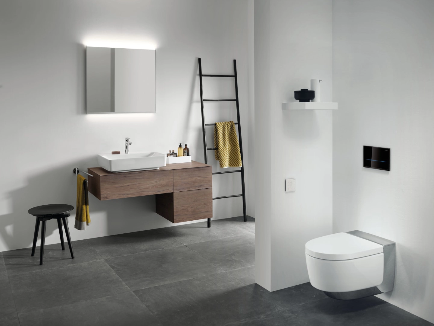 Geberit Wand-Dusch-WC Komplettanlage AquaClean „Mera“ Comfort in glanzchrom, Befestigung sichtbar, ohne Spülrand