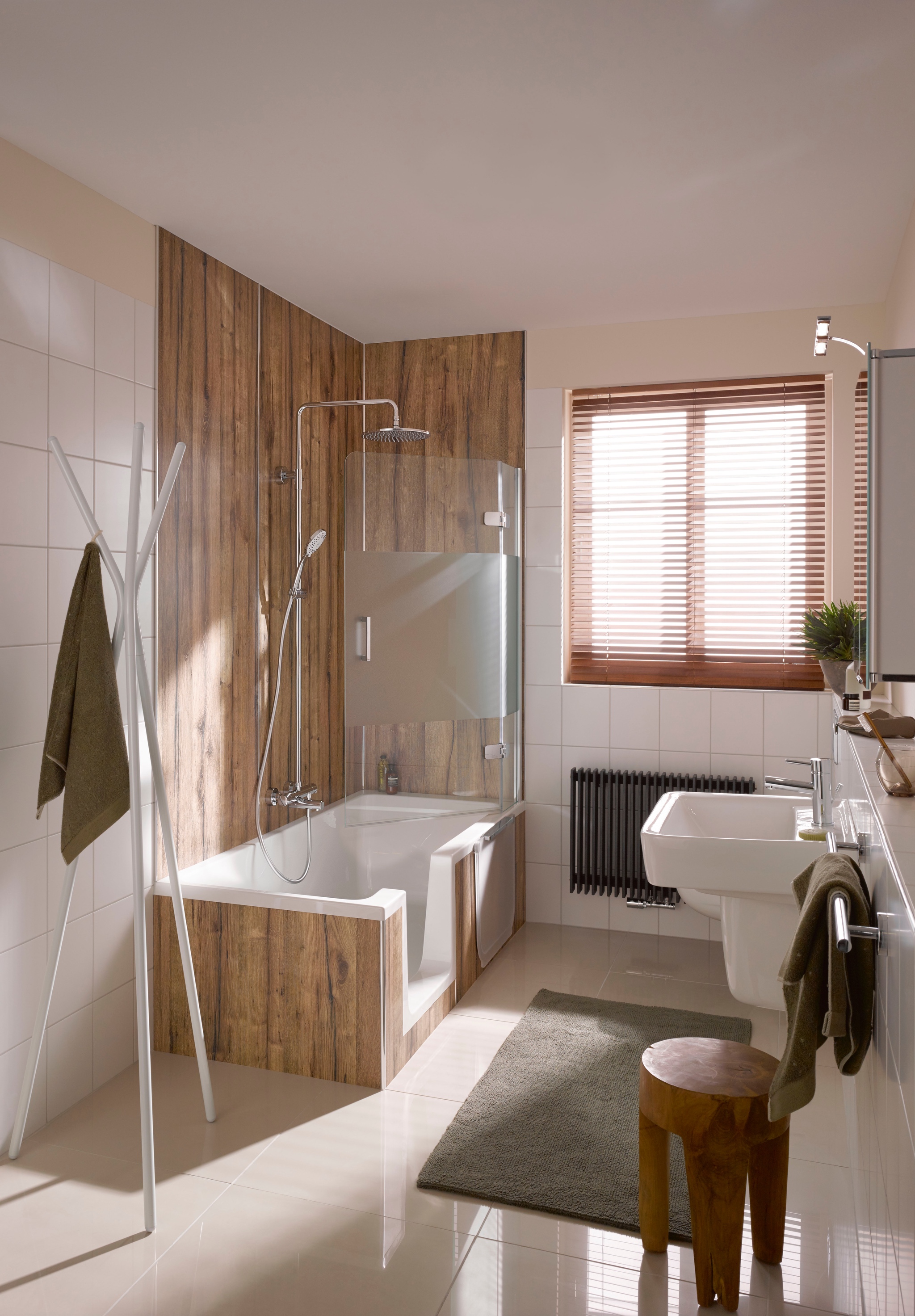 HSK teilgerahmte Badewannenaufsatz 2-teilig „Premium Softcube“ Glas Linea 02, Profile Chromoptik (Alu Hochglanz poliert), Scharniere Premium Softcube, H: 1400 mm HSK teilgerahmte Badewannenaufsatz 2-teilig „Premium Softcube“ Glas Linea 02, Profile Chromoptik (Alu Hochglanz poliert), Scharniere Premium Softcube, H: 1400 mm