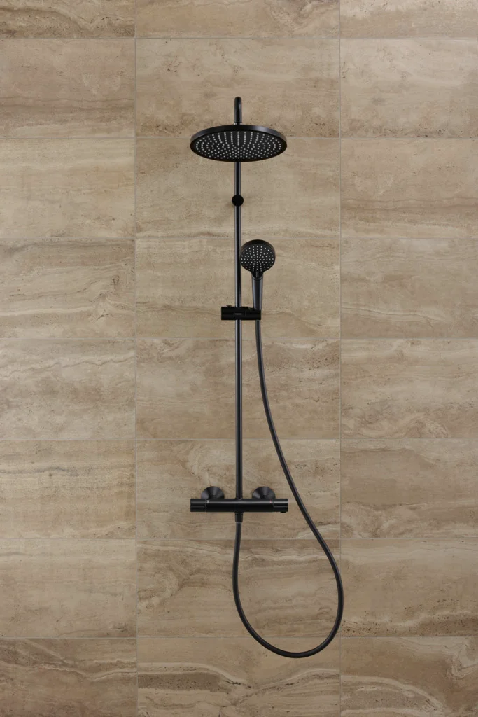 Hansgrohe Vernis Blend Showerpipe 240 1jet mit Thermostat, mattschwarz, 240 mm Brausekopfgröße, 426 mm Brausearmlänge, Aufputzinstallation