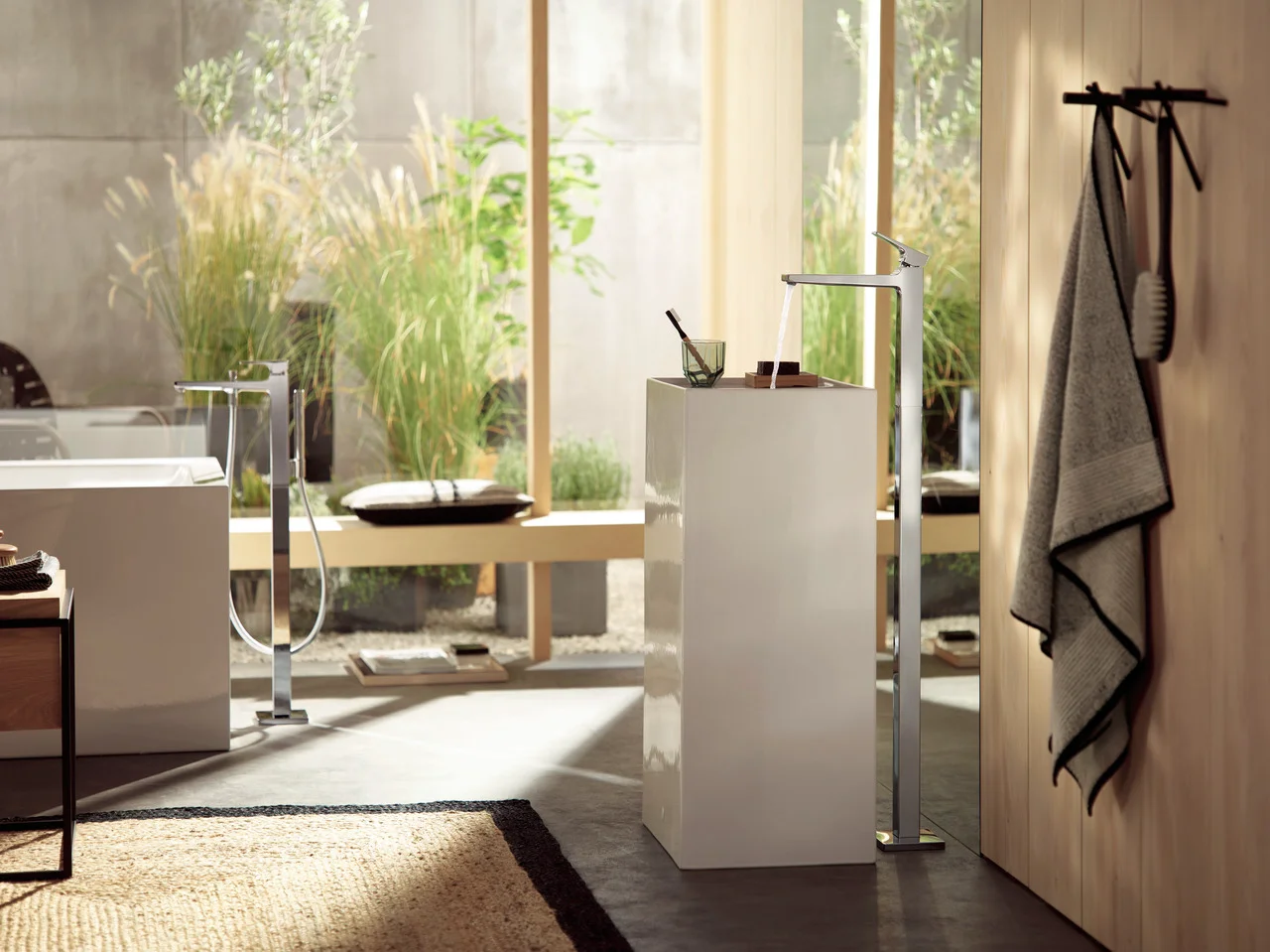 Hansgrohe Metropol Einhebel-Wannenmischer bodenstehend, Chrom, Ausladung 235 mm Hansgrohe Metropol Einhebel-Wannenmischer bodenstehend, Chrom, Ausladung 235 mm