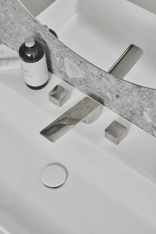 3-Loch-Waschtischarmatur Conca, mit Ablaufgarnitur, Ausladung 133mm, Brushed Gold 3-Loch-Waschtischarmatur Conca, mit Ablaufgarnitur, Ausladung 133mm, Brushed Gold