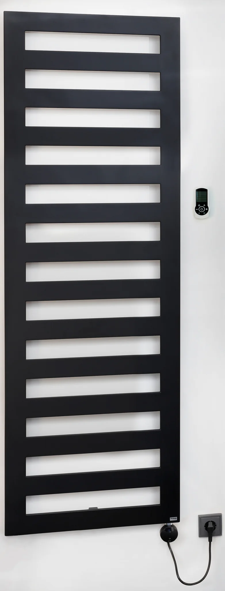 BEMM Design-Elektroheizkörper „Ceroc SL E“ 60 × 147 cm in Schwarz (RAL 9005)