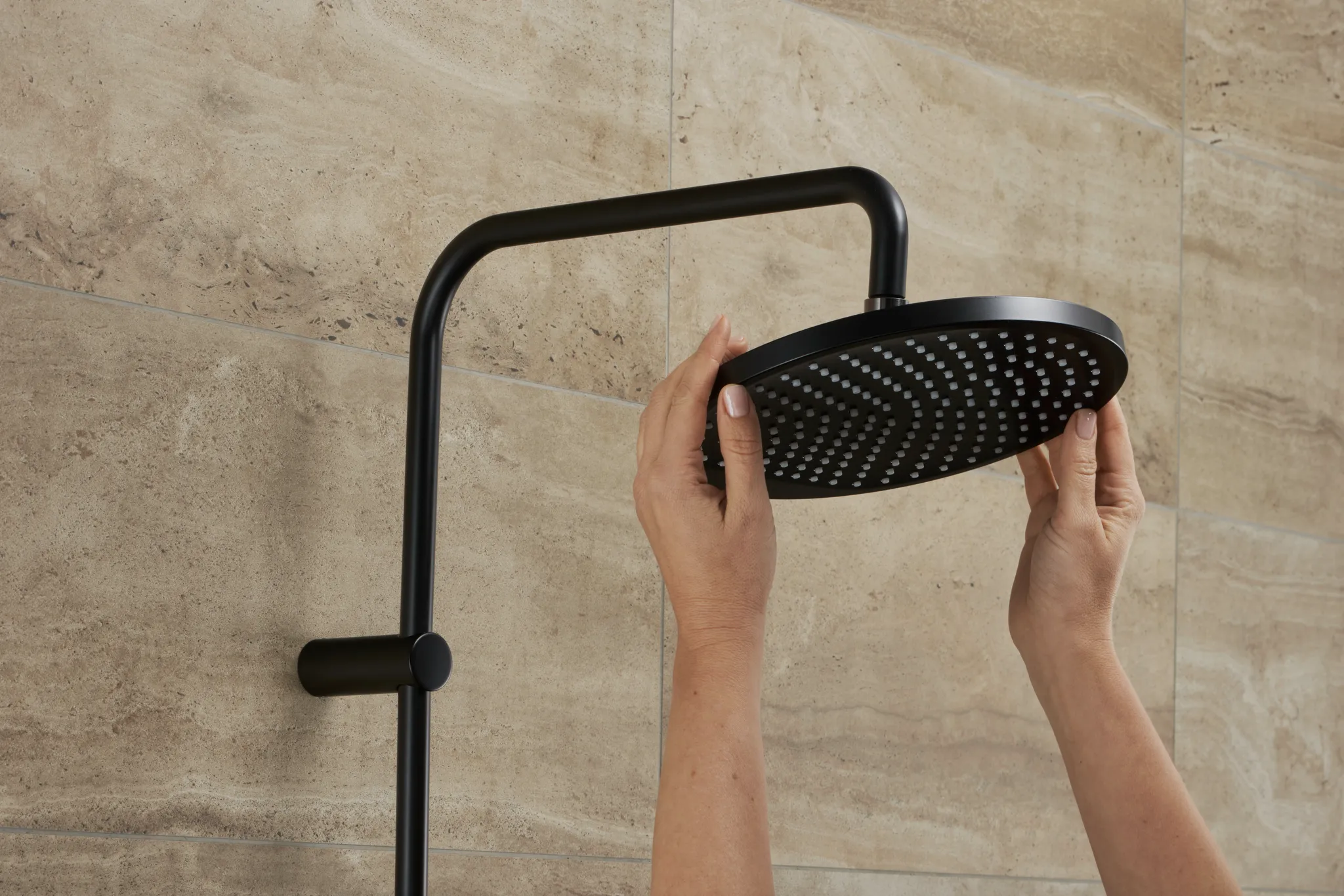 Hansgrohe Vernis Blend Showerpipe 240 1jet mit Thermostat, mattschwarz, 240 mm Brausekopfgröße, 426 mm Brausearmlänge, Aufputzinstallation