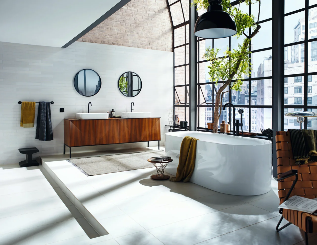 Hansgrohe AXOR One Wannenmischer bodenstehend mattschwarz, Ausladung 220 mm, Keramikmischsystem, PowderRain Handbrause