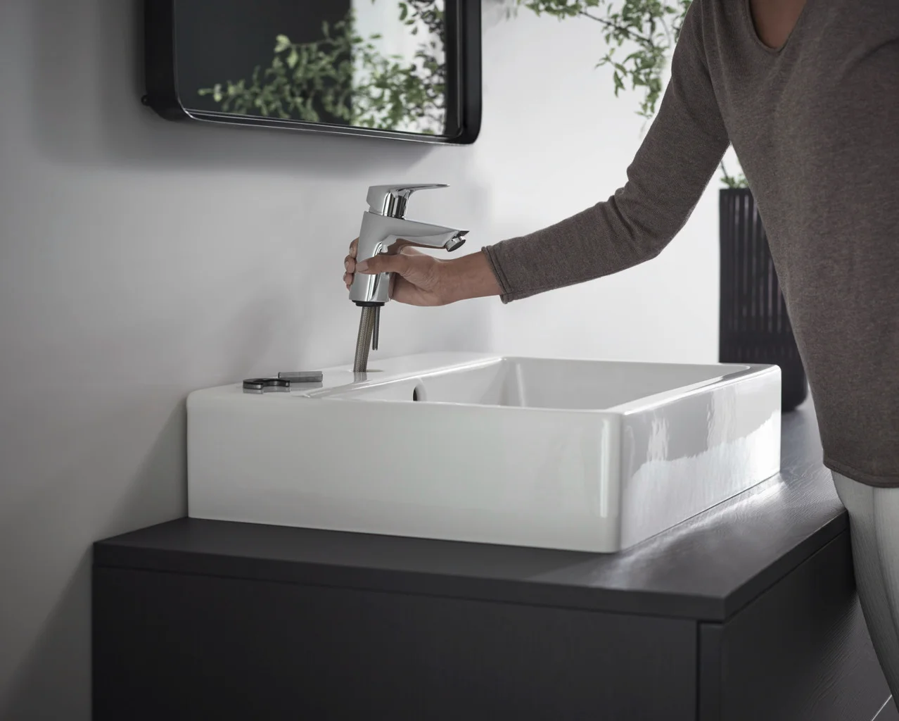 Hansgrohe Logis Einhebel-Waschtischmischer 70 chrom, Ausladung 107 mm, Auslaufhöhe 67 mm, Hebelgriff, Normalstrahl, max. Durchfluss 5 l/min, Keramikmischsystem, einstellbare Temperaturbegrenzung, für Durchlauferhitzer geeignet