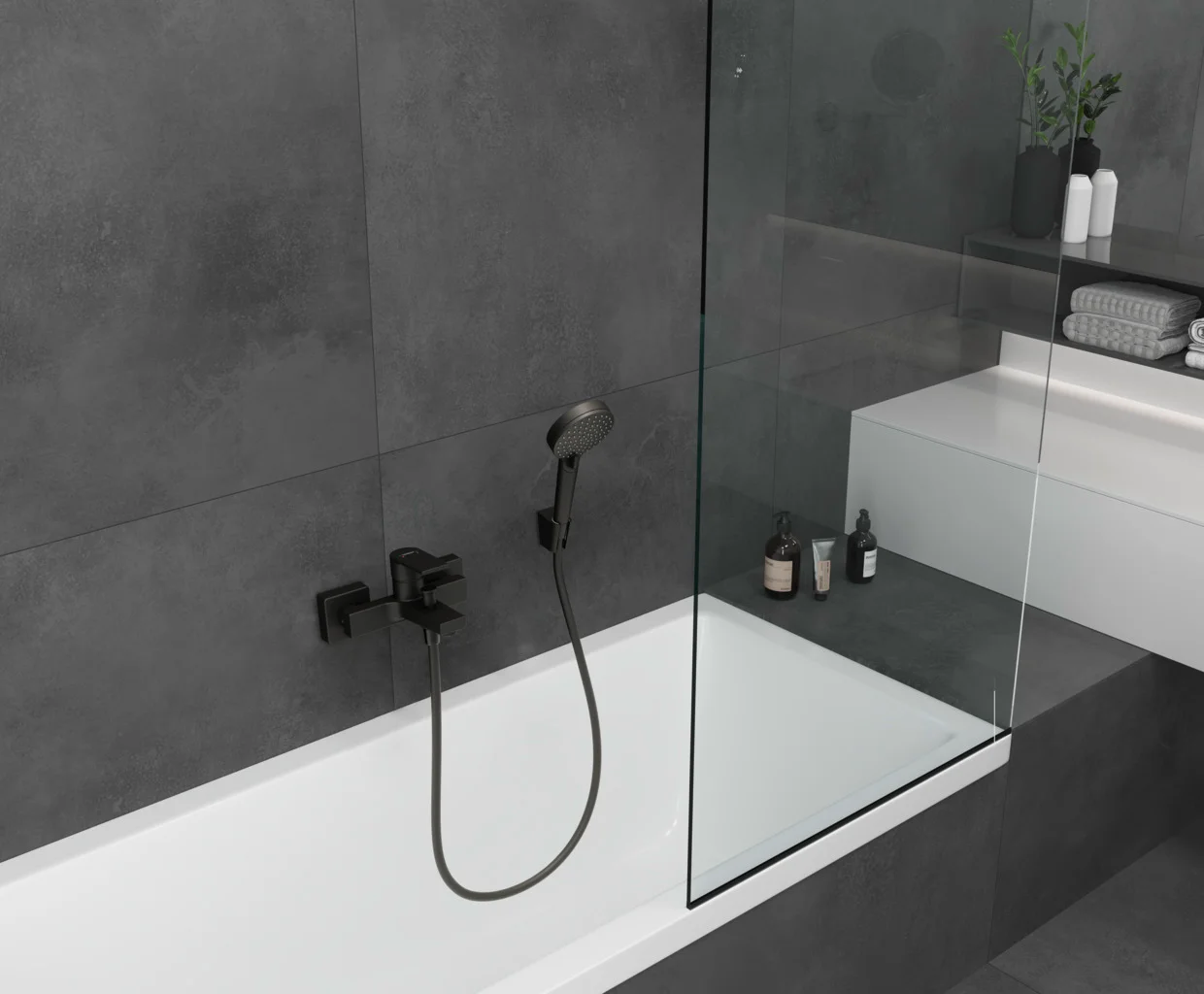 Hansgrohe Vernis Shape Einhebel-Wannenmischer Aufputz mattschwarz, Ausladung 166 mm, Stichmaß 150 ± 12 mm, Keramikmischsystem mit einstellbarer Temperaturbegrenzung und automatischem Umsteller