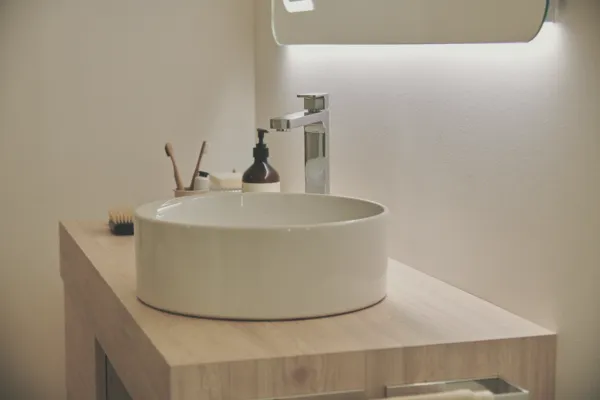 Waschtischarmatur Edge, mit verlängertem Sockel, 5 l/min., ohne Ablaufgarnitur, Ausladung 165mm, Chrom Waschtischarmatur Edge, mit verlängertem Sockel, 5 l/min., ohne Ablaufgarnitur, Ausladung 165mm, Chrom