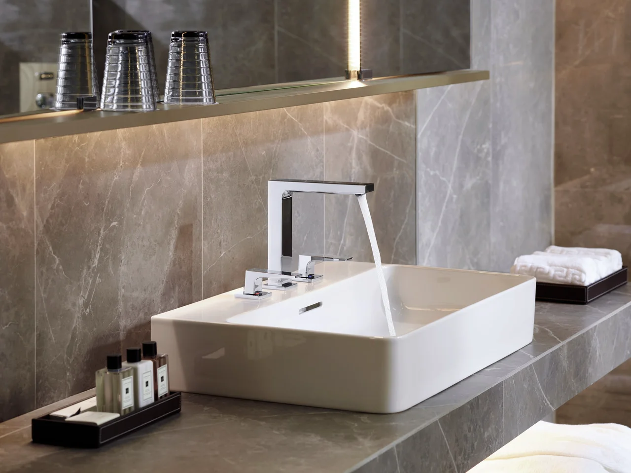 Hansgrohe Metropol 3-Loch Waschtischarmatur in Chrom, Ausladung 152 mm, Auslaufhöhe 159 mm, Hebelgriff, Push-Open Ablaufgarnitur G 1 1/4, max. Durchflussmenge 5 l/min bei 3 bar