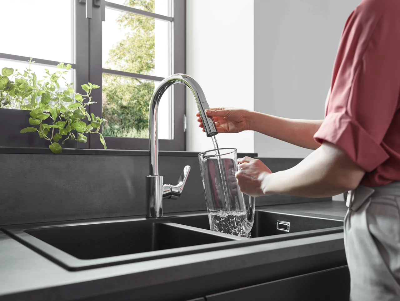 Hansgrohe Focus M41 Eco Einhebel-Küchenmischer mit Ausziehbrause 2jet in Chrom, ComfortZone 240, Schwenkbereich einstellbar auf 110° oder 150°, Laminarstrahl und Brausestrahl arretierbar, MagFit magnetische Brausehalterung, Quick-Connect Schlauch, max. D Hansgrohe Focus M41 Eco Einhebel-Küchenmischer mit Ausziehbrause 2jet in Chrom, ComfortZone 240, Schwenkbereich einstellbar auf 110° oder 150°, Laminarstrahl und Brausestrahl arretierbar, MagFit magnetische Brausehalterung, Quick-Connect Schlauch, max. D