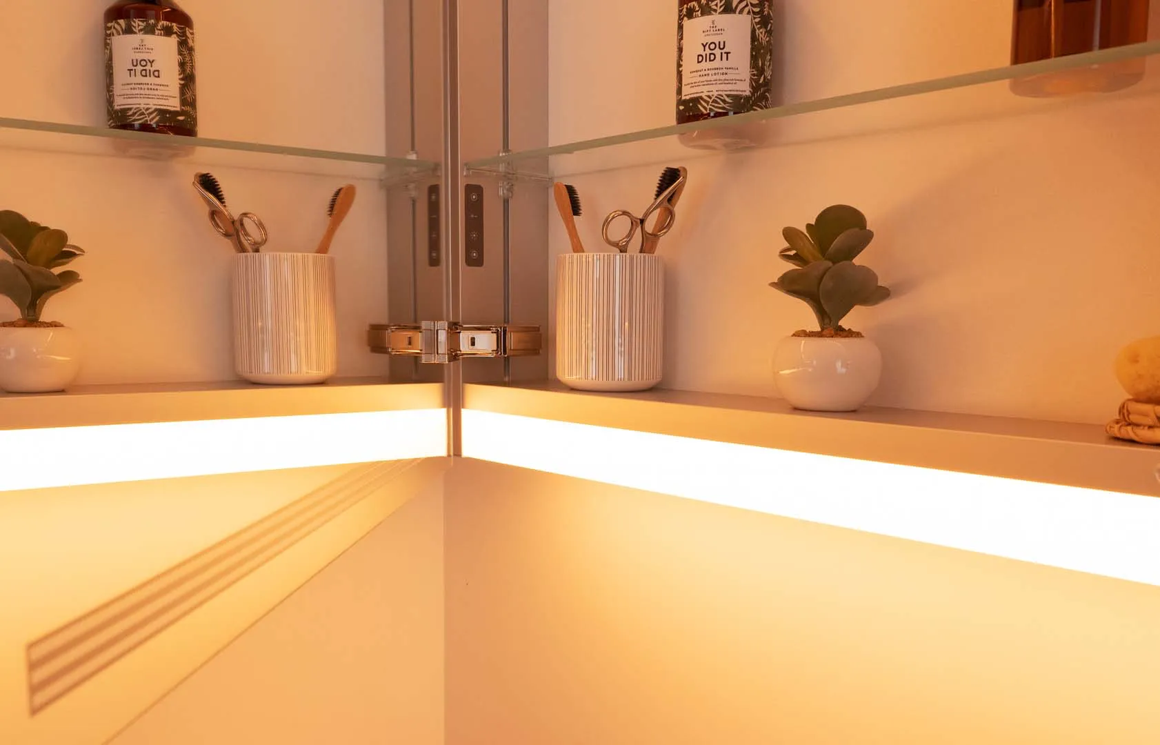 Schneider Spiegelschrank GRACE TW, Modell GRL 150/3/TW – Schweizer Ausführung, schwarz matt, 1495 x 700 x 120 mm Schneider Spiegelschrank GRACE TW, Modell GRL 150/3/TW – Schweizer Ausführung, schwarz matt, 1495 x 700 x 120 mm