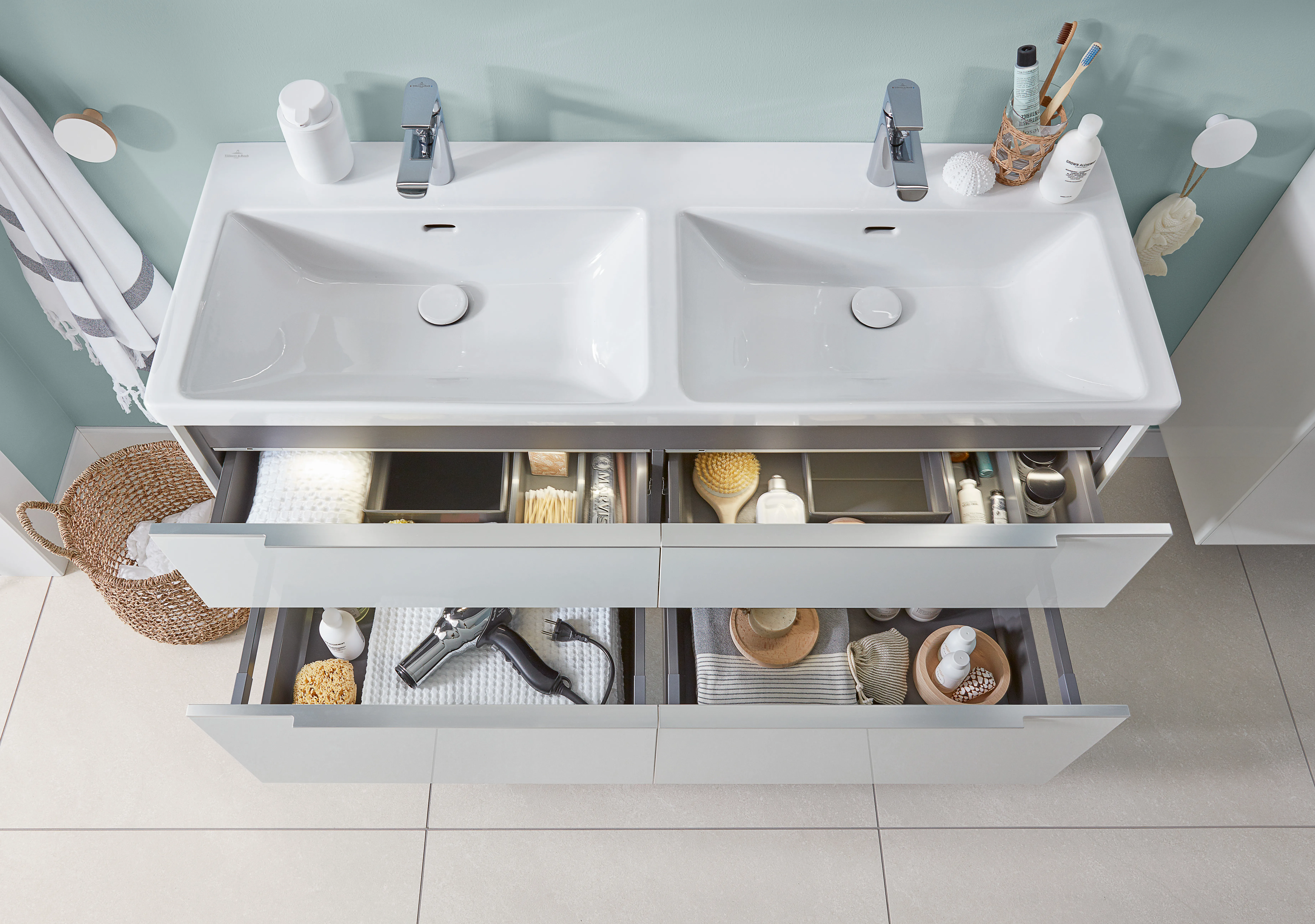Villeroy & Boch Doppelwaschtisch aus TitanCeram „Subway 3.0“ 1300 × 475 × 165 mm, mit Hahnlochbohrung, Hahnlochposition links und rechts in Weiß Alpin Villeroy & Boch Doppelwaschtisch aus TitanCeram „Subway 3.0“ 1300 × 475 × 165 mm, mit Hahnlochbohrung, Hahnlochposition links und rechts in Weiß Alpin