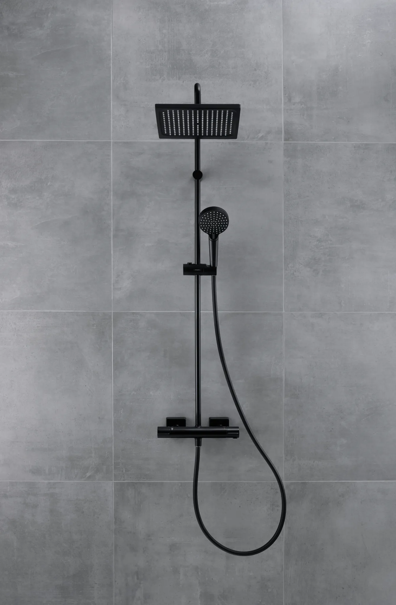 Hansgrohe Vernis Shape Showerpipe 240 1jet mit Thermostat, Mattschwarz Hansgrohe Vernis Shape Showerpipe 240 1jet mit Thermostat, Mattschwarz