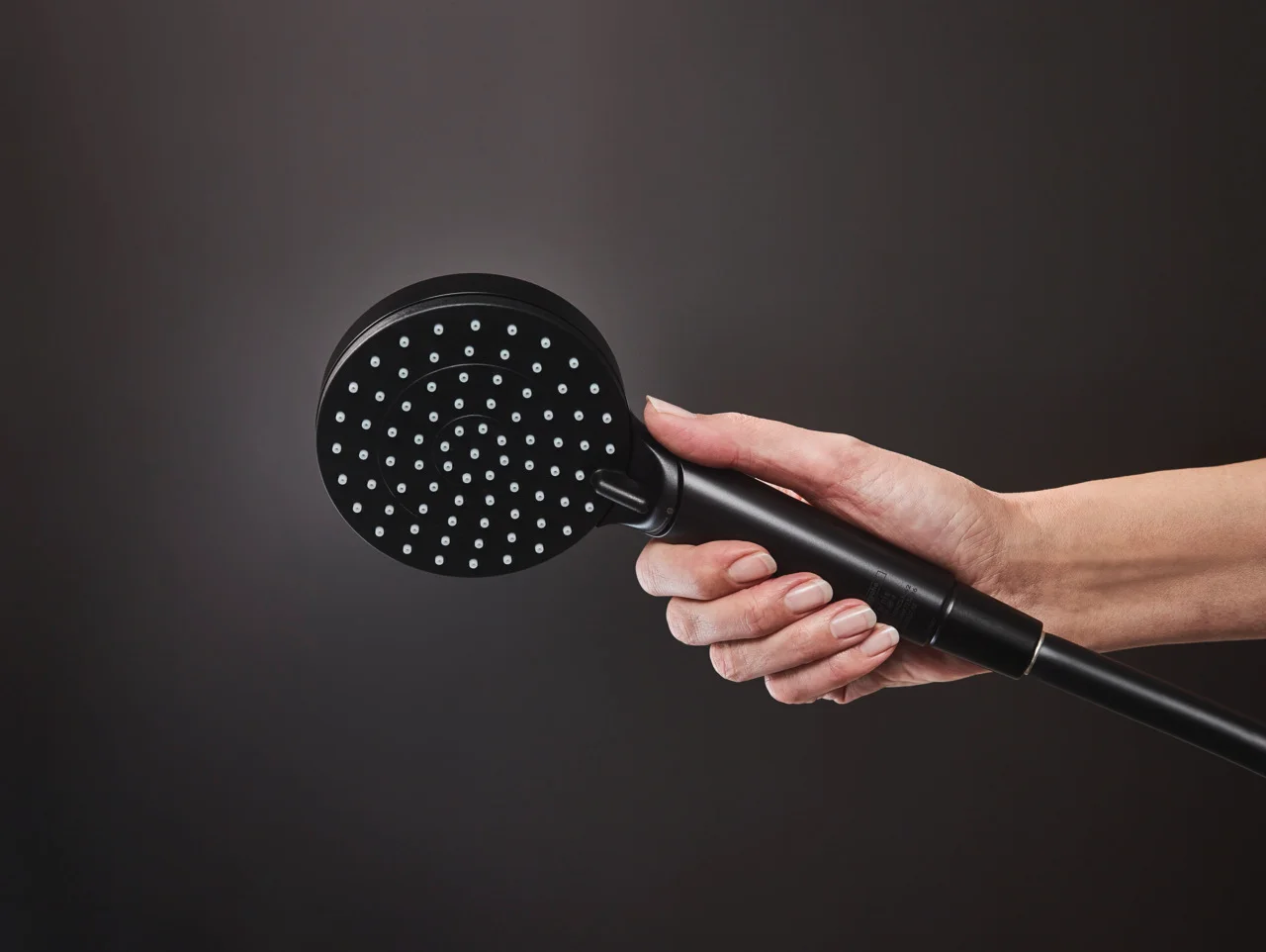 Hansgrohe Handbrause Vernis Blend EcoSmart mattschwarz, 100 mm Brausekopfgröße, Rain & IntenseRain Strahlarten, QuickClean, max. Durchfluss 7,5 l/min ab 4 l/min, Anschluss G 1/2 Hansgrohe Handbrause Vernis Blend EcoSmart mattschwarz, 100 mm Brausekopfgröße, Rain & IntenseRain Strahlarten, QuickClean, max. Durchfluss 7,5 l/min ab 4 l/min, Anschluss G 1/2