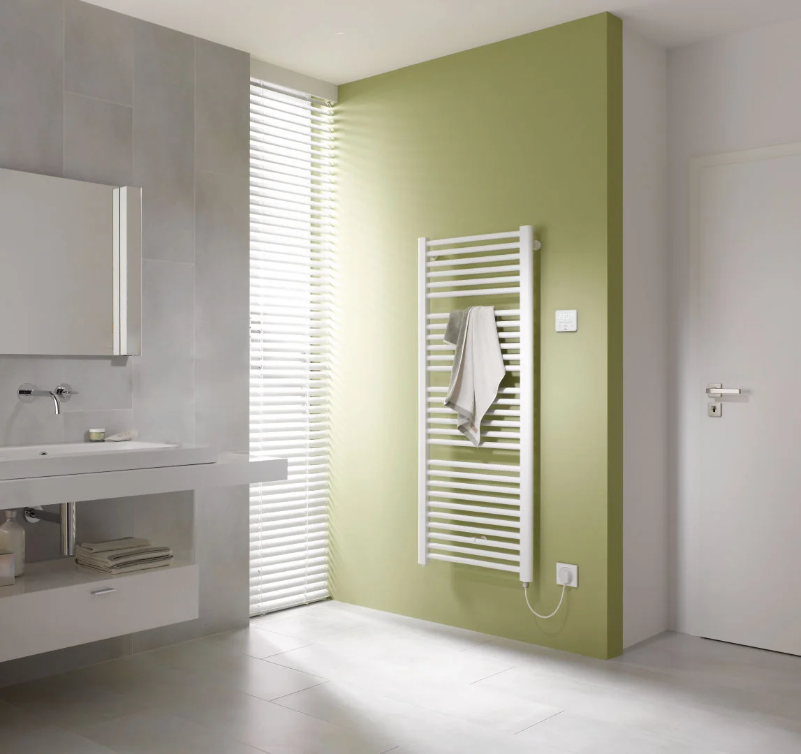 Kermi Basic-E Bad- und Wohnheizkörper, 1448x749x35 mm, schwarz soft (RAL 9005 MT), rechts, 800 Watt, EU-Stecker