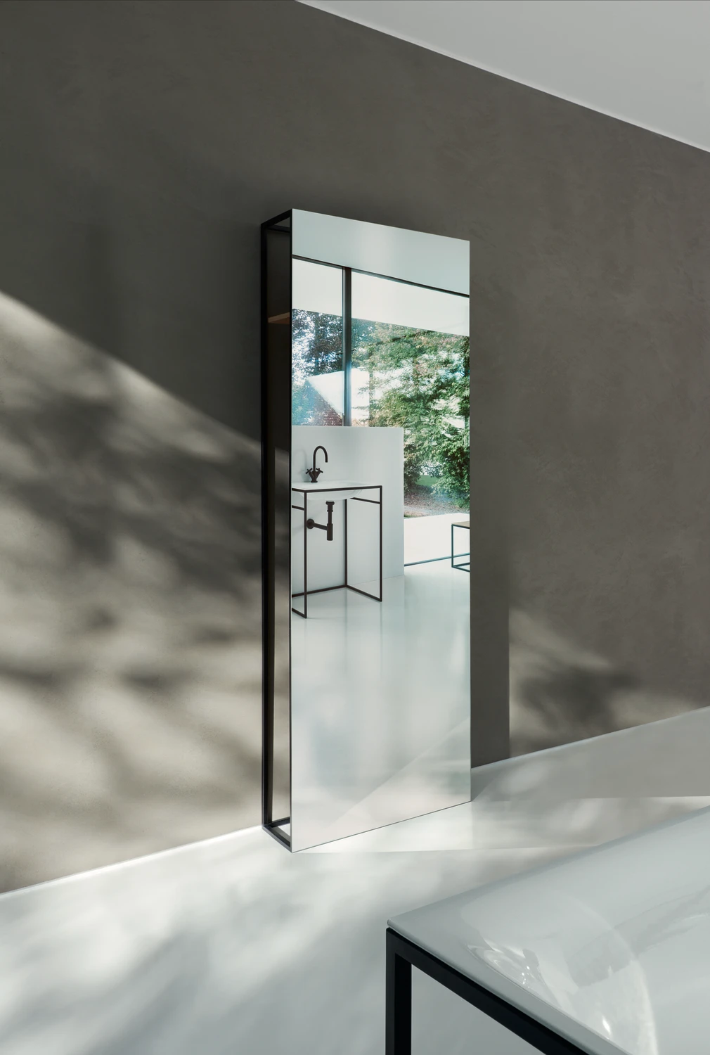 Bette Standspiegel „BetteLux Shape“ 60 × 190 cm in Schwarz (matt) Bette Standspiegel „BetteLux Shape“ 60 × 190 cm in Schwarz (matt)