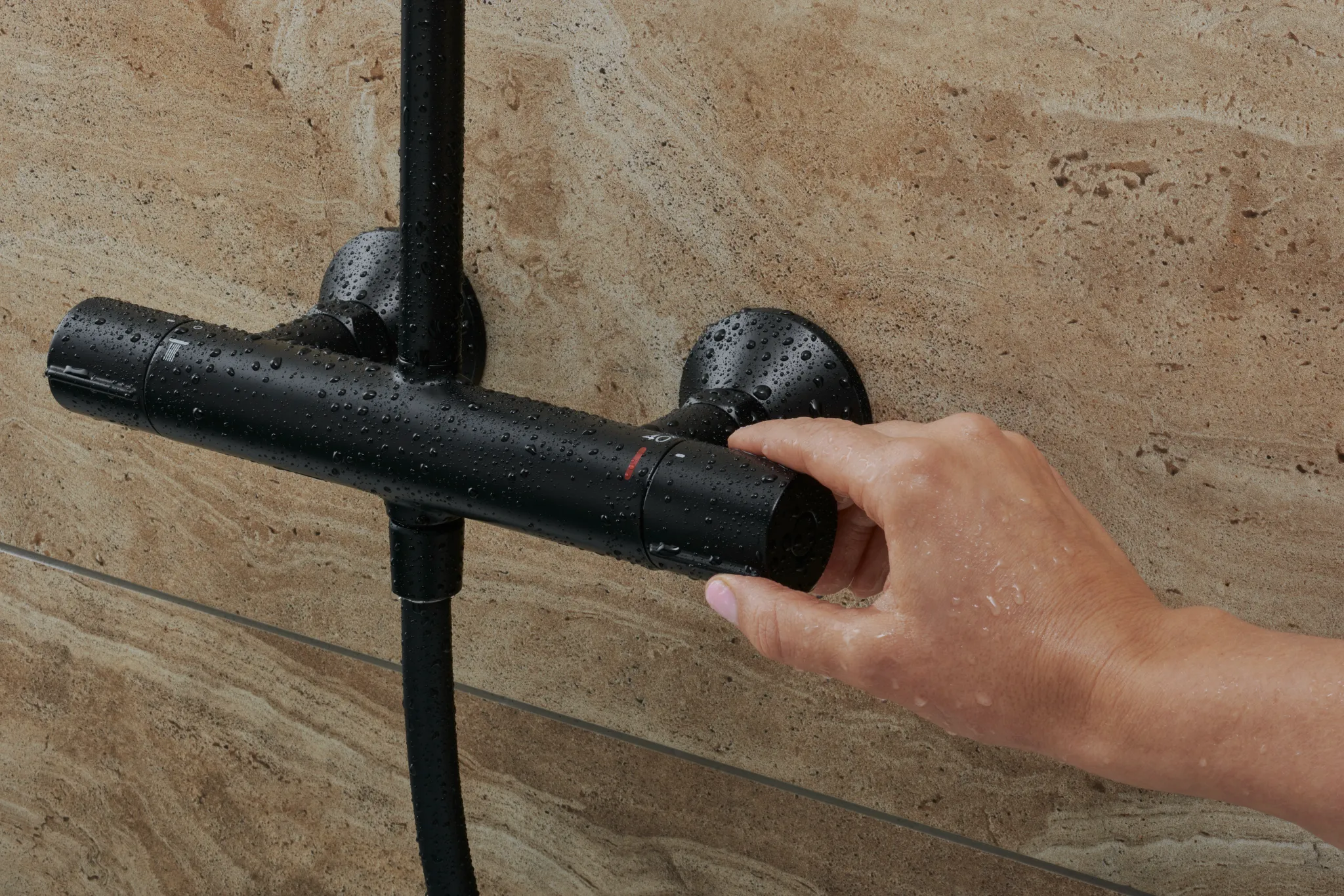 Hansgrohe Vernis Blend Showerpipe 240 1jet mit Thermostat, mattschwarz, 240 mm Brausekopfgröße, 426 mm Brausearmlänge, Aufputzinstallation