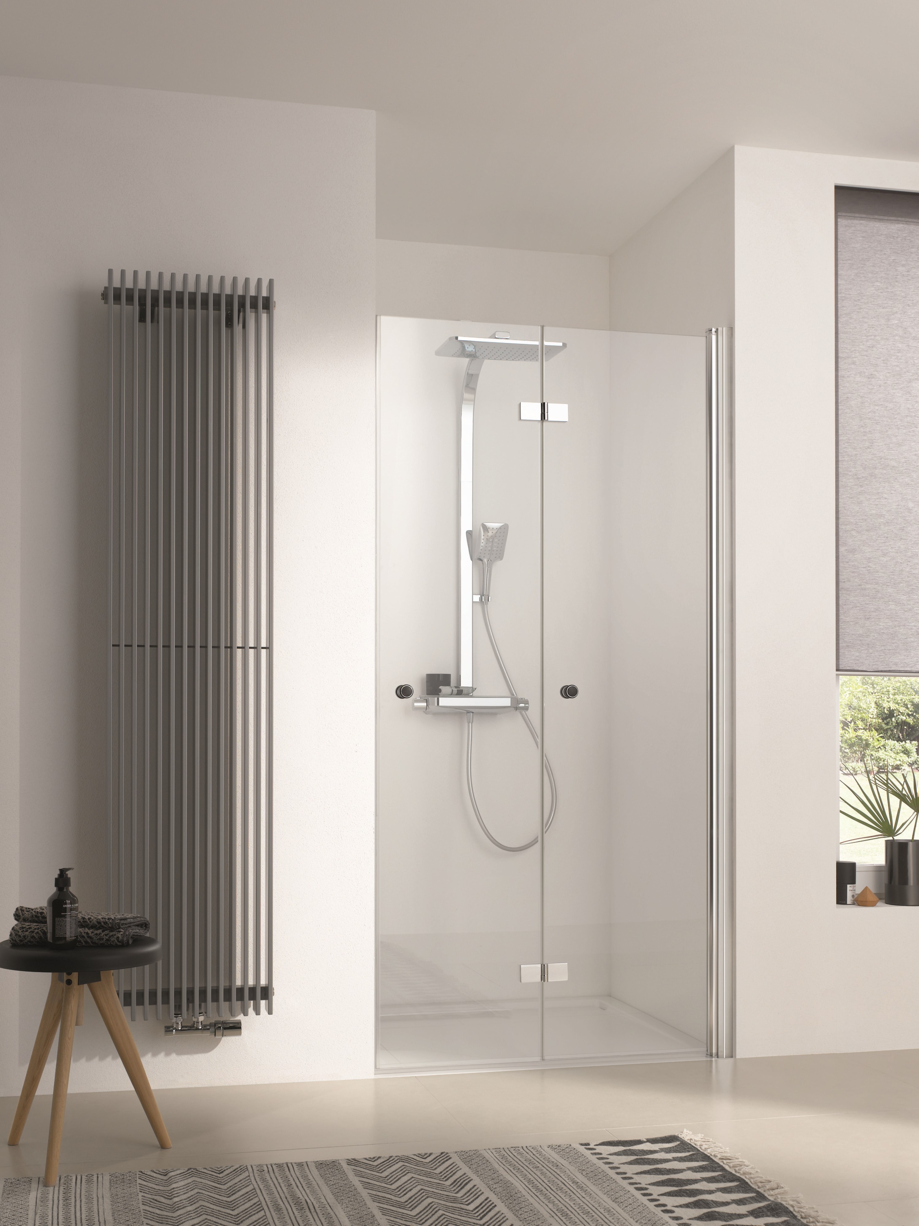 HSK teilgerahmte Duschtür Drehfalttür „Atelier Plan“ für Nische Glas Linea 01 (80 cm), Profile Chromoptik (Alu Hochglanz poliert), B: 900 mm H: 2000 mm HSK teilgerahmte Duschtür Drehfalttür „Atelier Plan“ für Nische Glas Linea 01 (80 cm), Profile Chromoptik (Alu Hochglanz poliert), B: 900 mm H: 2000 mm