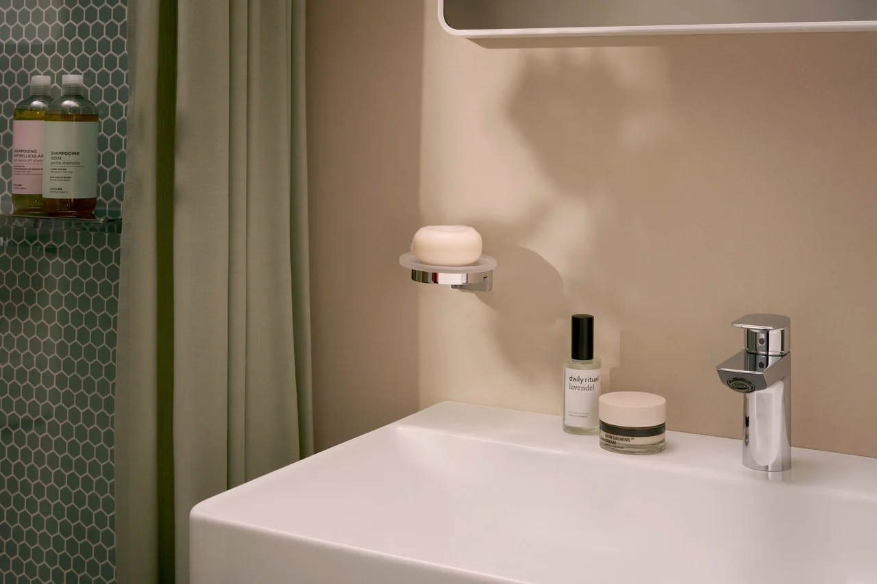 Hansgrohe AddStoris S Seifenschale Chrom, Wandmontage, Mattglas, Metallhalterung, Bohrabstand 26 mm, Bohrloch Ø 6 mm Hansgrohe AddStoris S Seifenschale Chrom, Wandmontage, Mattglas, Metallhalterung, Bohrabstand 26 mm, Bohrloch Ø 6 mm