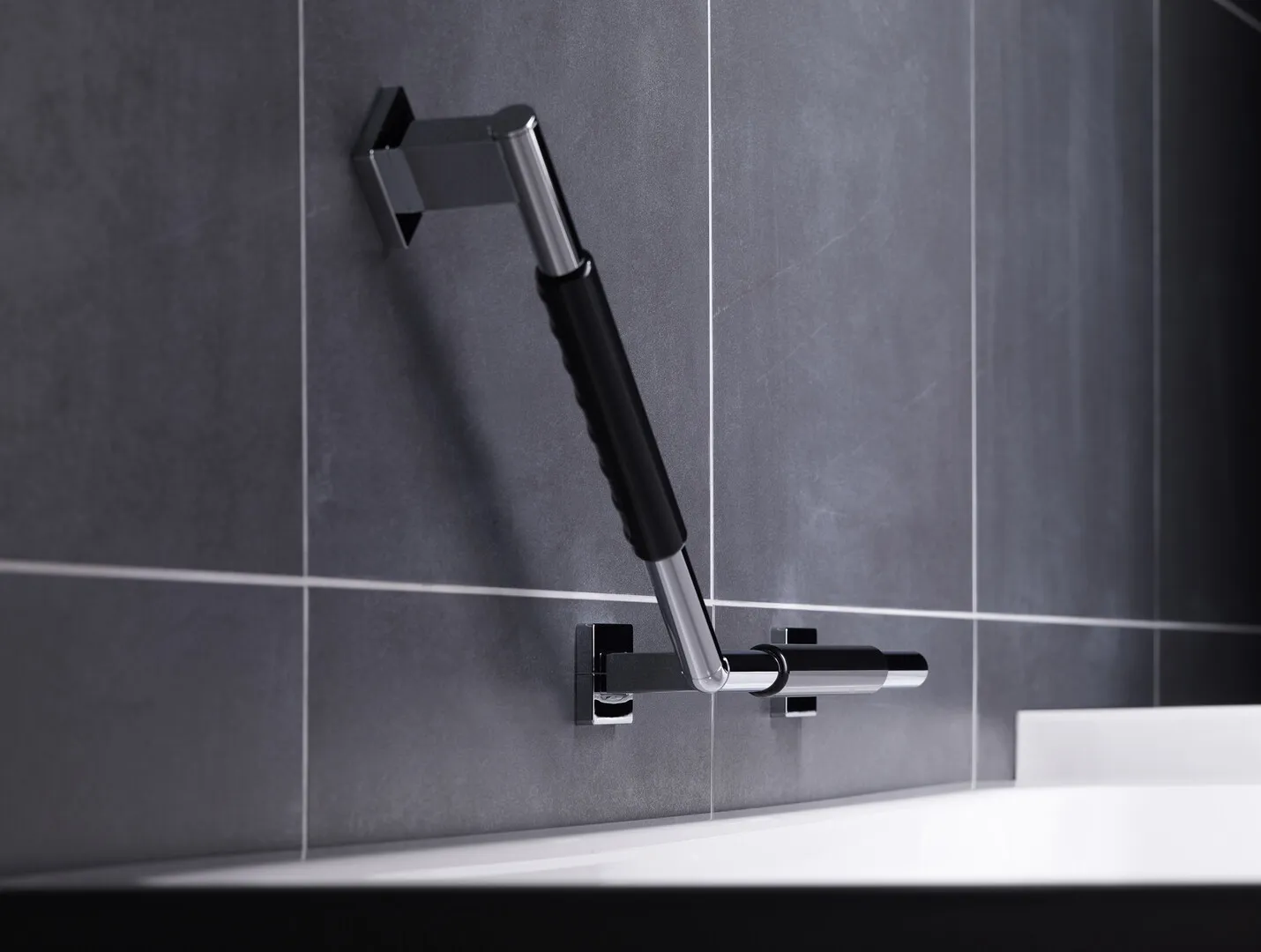 emco 135°-Winkelgriff „system 2“ mit rutschhemmender Ummantelung in chrom / schwarz, rechts emco 135°-Winkelgriff „system 2“ mit rutschhemmender Ummantelung in chrom / schwarz, rechts