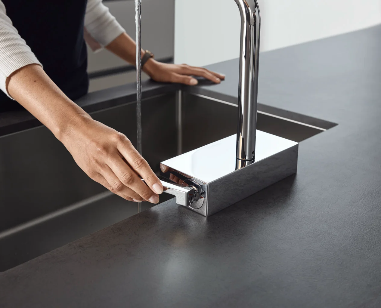 Hansgrohe Aquno Select M81 Einhebel-Küchenmischer mit Ausziehauslauf, Chrom, 35 mm Hahnlochbohrung, max. Durchfluss 6 l/min