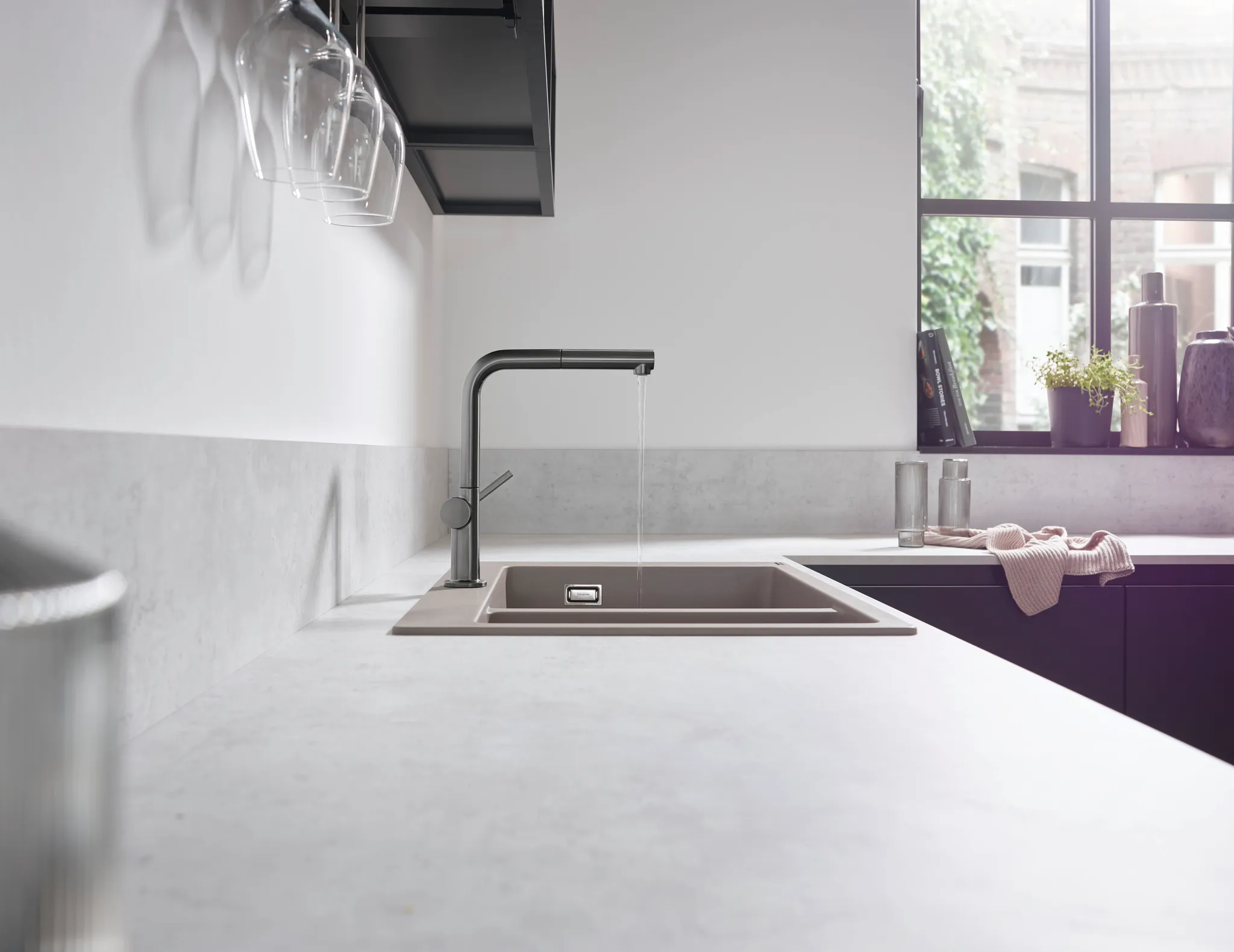 Hansgrohe Talis M54 Einhebel-Küchenmischer 270, Auszieharm, 1 Strahl, Brushed Black Chrome, Schwenkbereich einstellbar in 4 Stufen, Laminarstrahl, Quick-Connect Schlauch, max. Durchflussmenge 8 l/min, Keramikmischsystem, Temperaturbegrenzung, Rückflussve