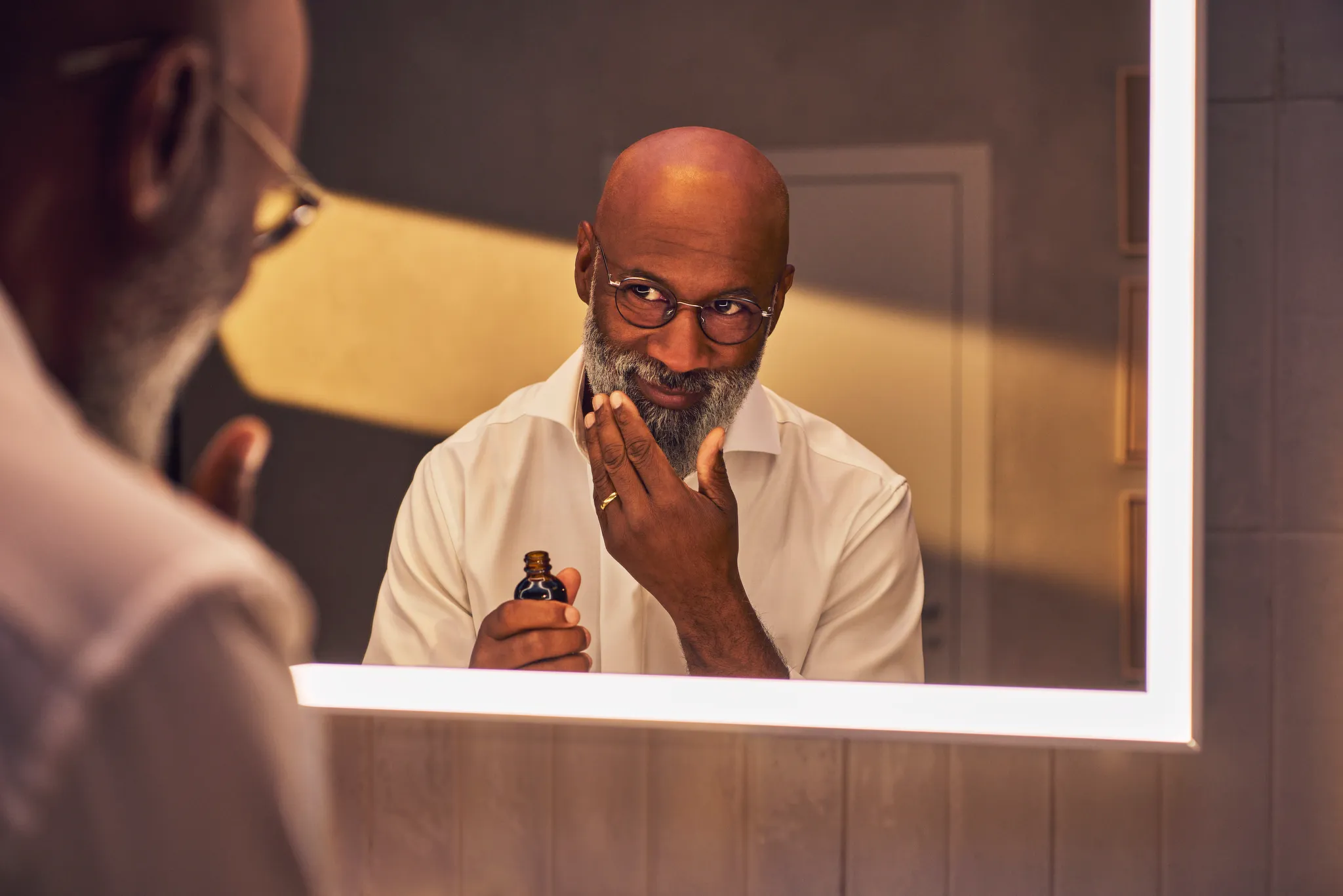 Hansgrohe Xarita E Spiegel mit LED-Beleuchtung, 1600x700x50 mm, Mattweiß Hansgrohe Xarita E Spiegel mit LED-Beleuchtung, 1600x700x50 mm, Mattweiß