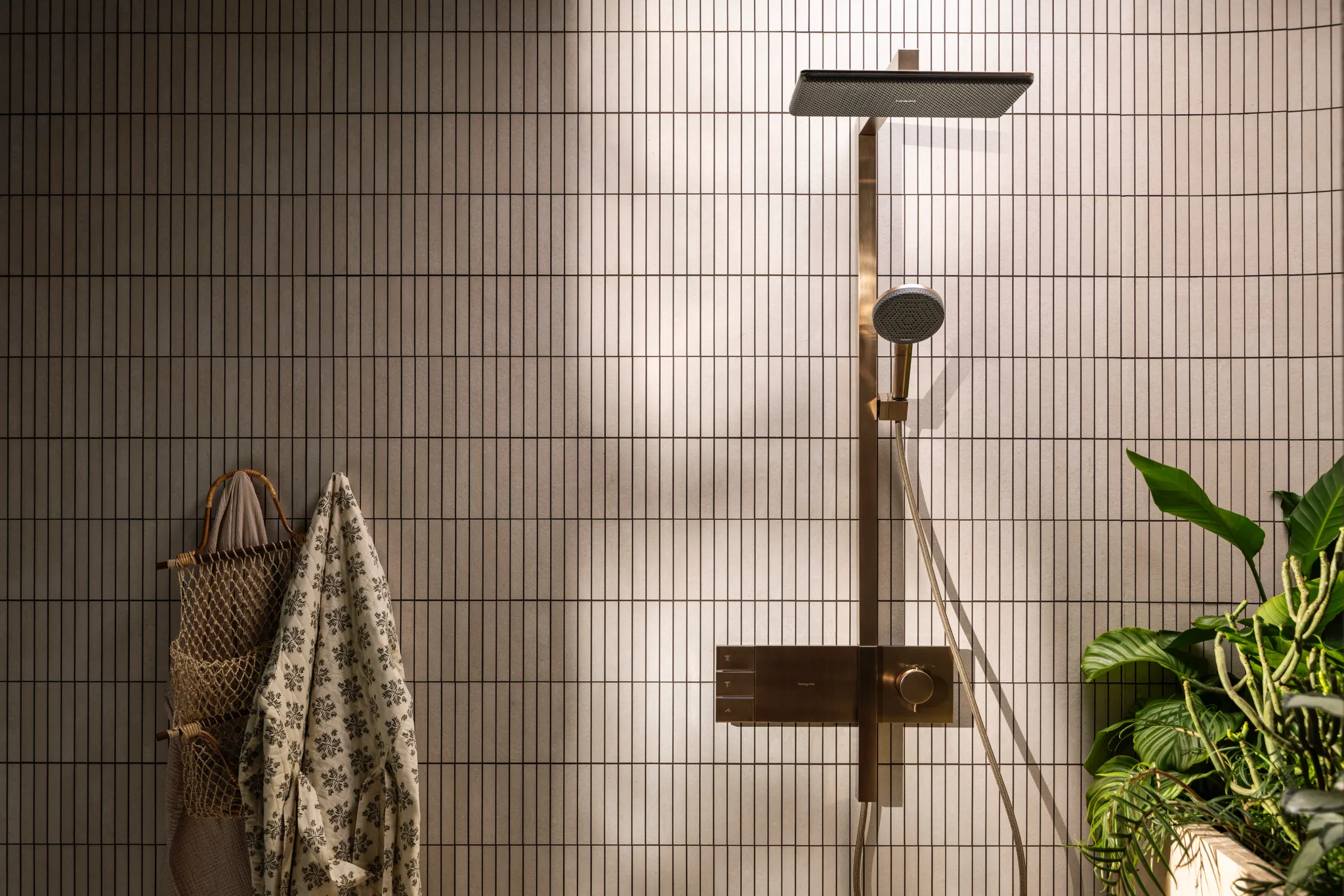 Hansgrohe Showerpipe Raindance Alive Q, 210/340 2jet mit Thermostat BBR, Brushed Bronze, 214 x 343 mm Brausekopfgröße, Aufputzinstallation Hansgrohe Showerpipe Raindance Alive Q, 210/340 2jet mit Thermostat BBR, Brushed Bronze, 214 x 343 mm Brausekopfgröße, Aufputzinstallation
