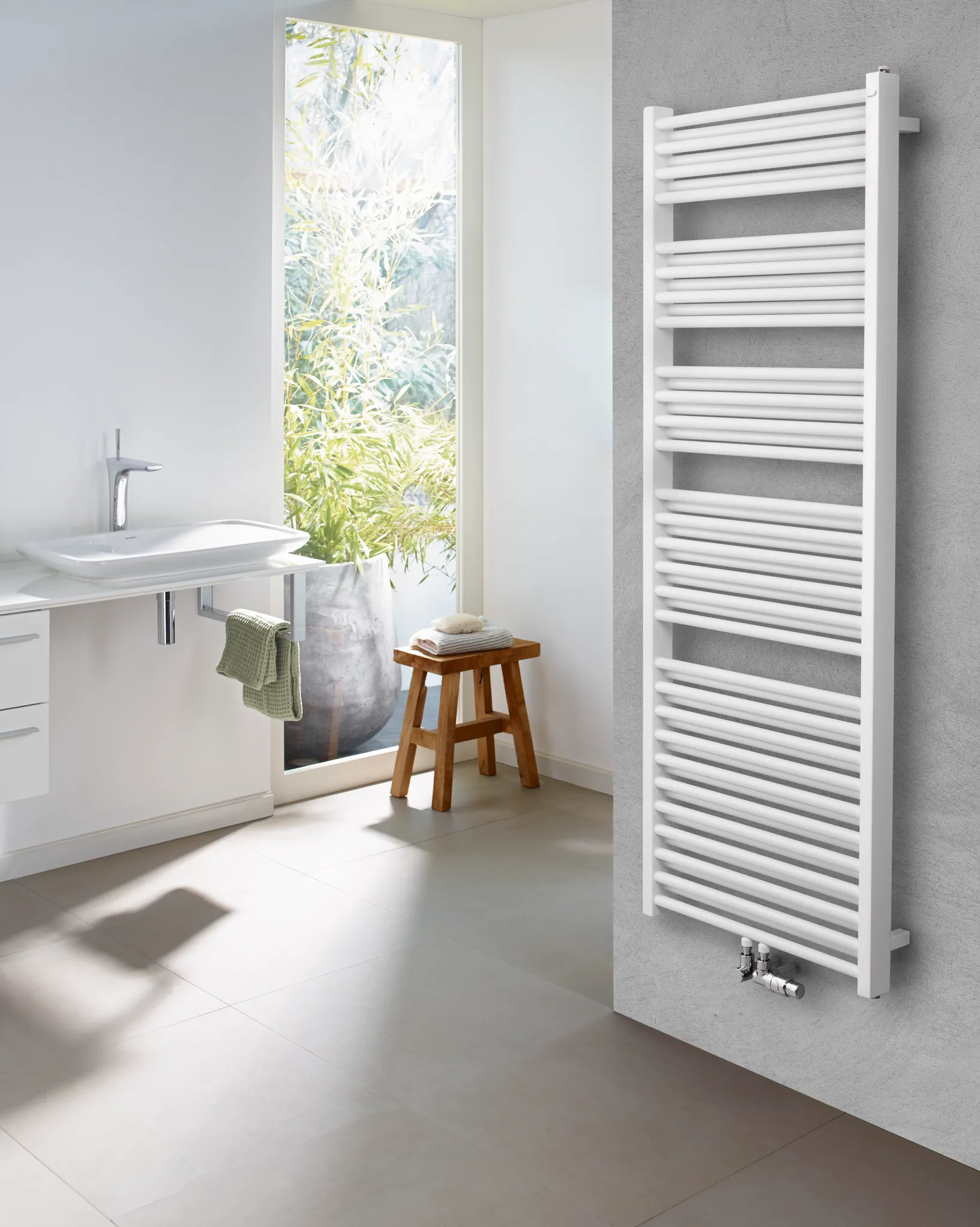 Zehnder Design-Heizkörper „Zeno“ für Warmwasser-Zentralheizung oder gemischten Betrieb mit 50 mm-Mittelanschluss zweilagig 100 × 167,1 cm in Cream (RAL 9001, glänzend)