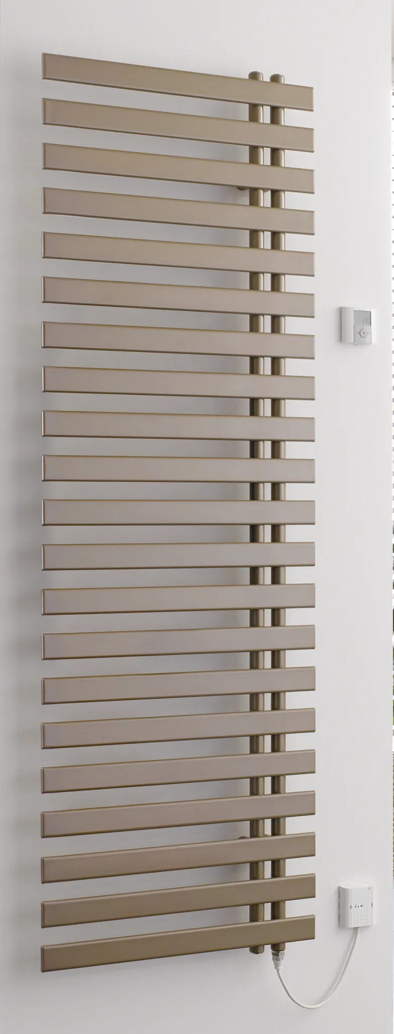 BEMM Design-Elektroheizkörper „ChaCha E“ 50 × 178,4 cm in Hellelfenbein perlmatt