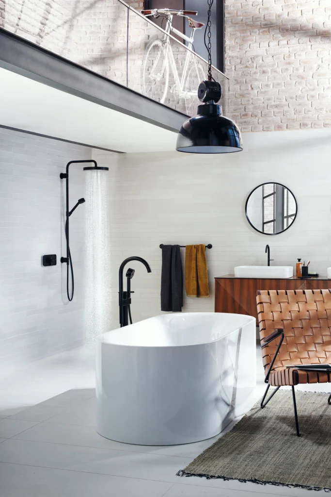 Hansgrohe AXOR One Wannenmischer bodenstehend mattschwarz, Ausladung 220 mm, Keramikmischsystem, PowderRain Handbrause