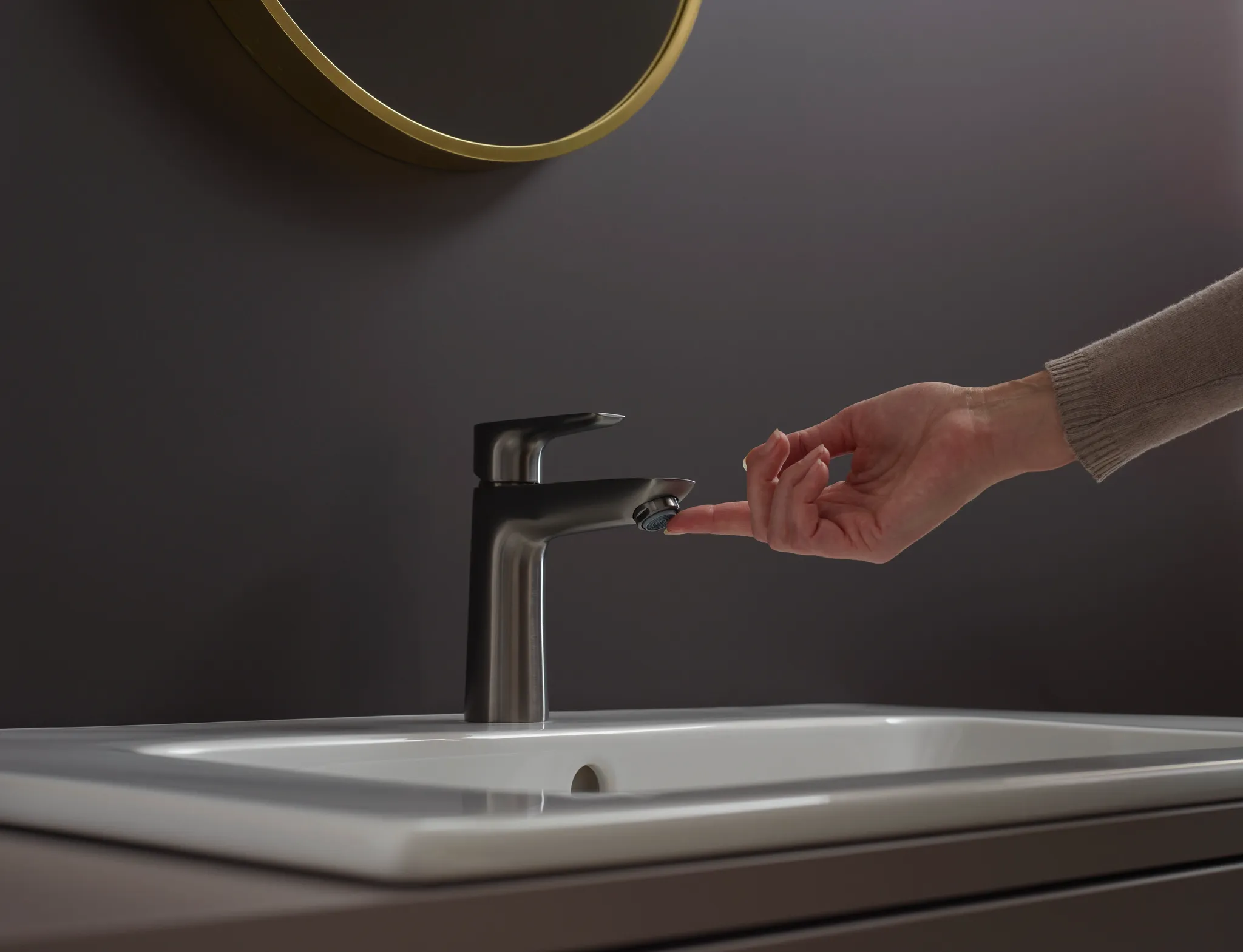 Hansgrohe Talis E Einhebel-Waschtischmischer 110, Brushed Black Chrome, Ausladung 112 mm, Auslaufhöhe 104 mm Hansgrohe Talis E Einhebel-Waschtischmischer 110, Brushed Black Chrome, Ausladung 112 mm, Auslaufhöhe 104 mm